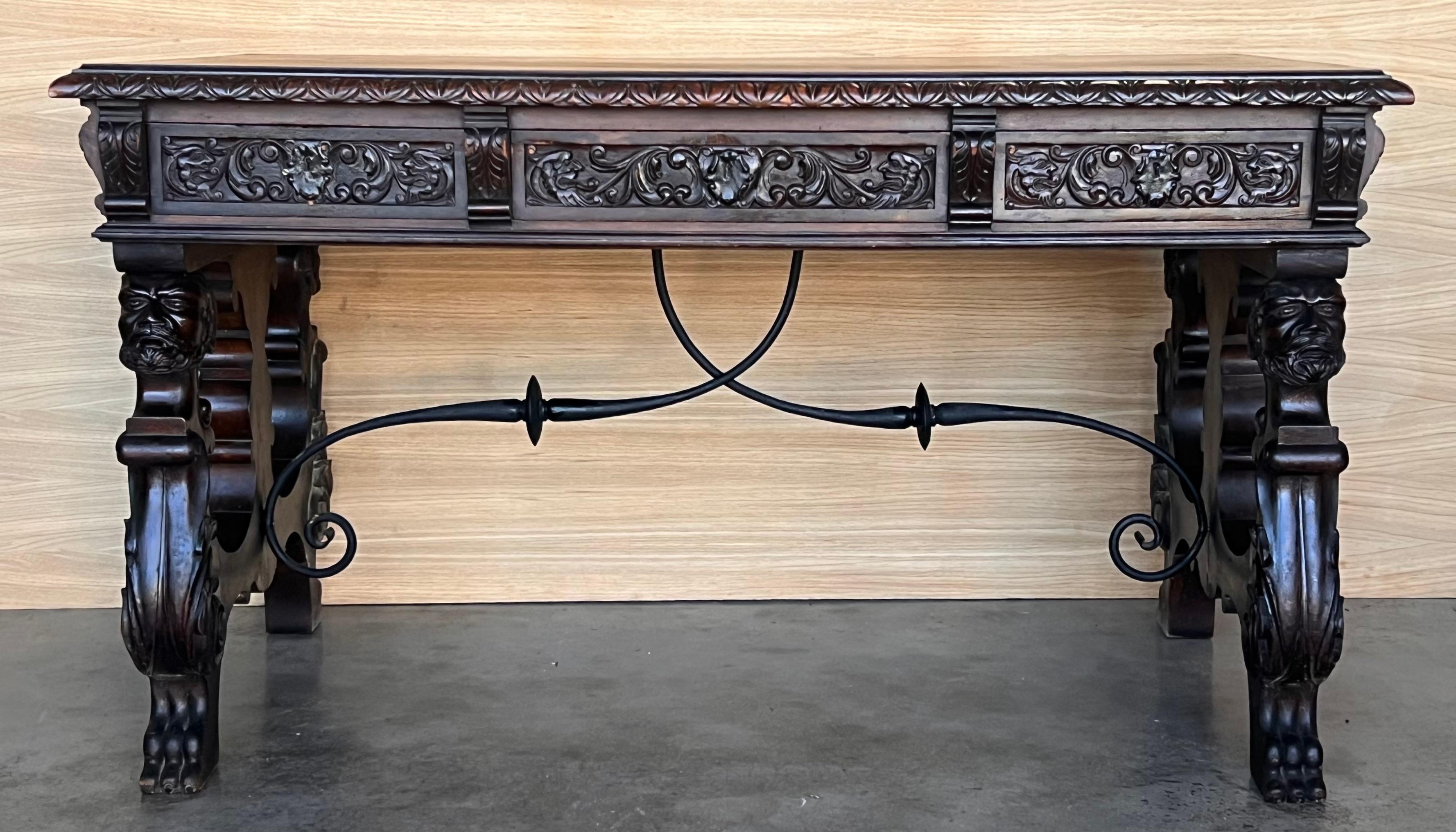 Espagnol Table ou bureau de bibliothèque espagnol du 19e siècle en chêne à deux faces de style baroque en vente