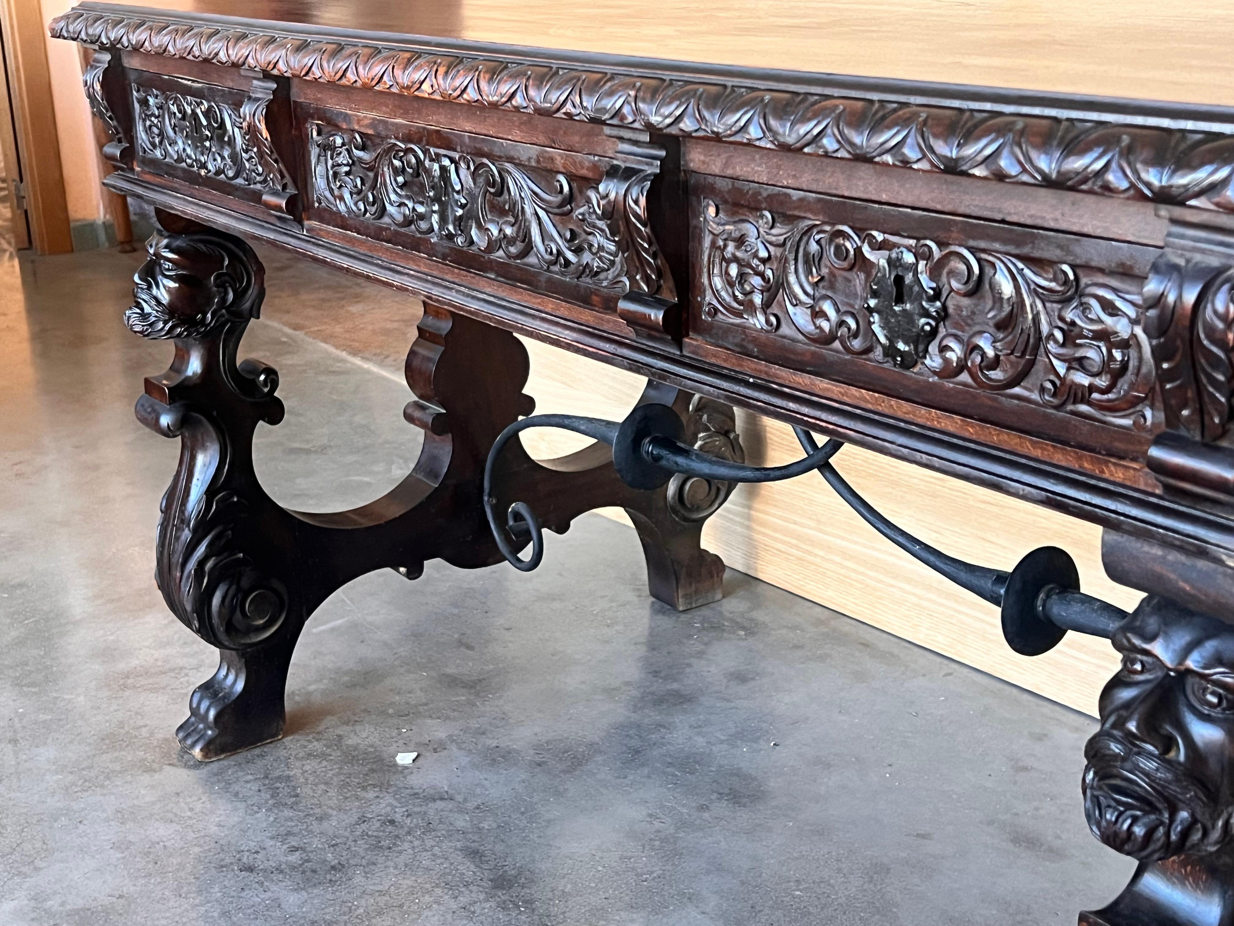 XIXe siècle Table ou bureau de bibliothèque espagnol du 19e siècle en chêne à deux faces de style baroque en vente