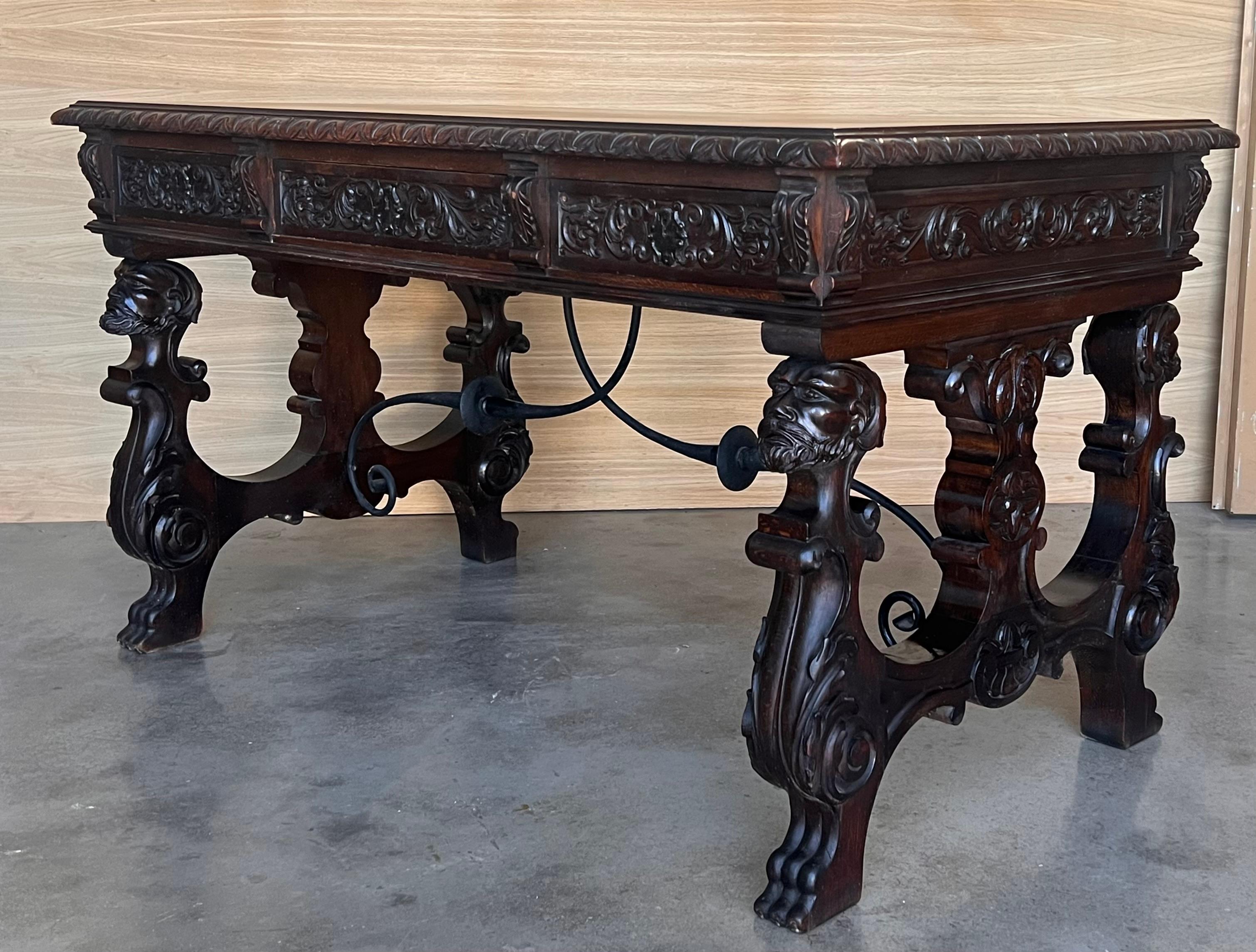Chêne Table ou bureau de bibliothèque espagnol du 19e siècle en chêne à deux faces de style baroque en vente