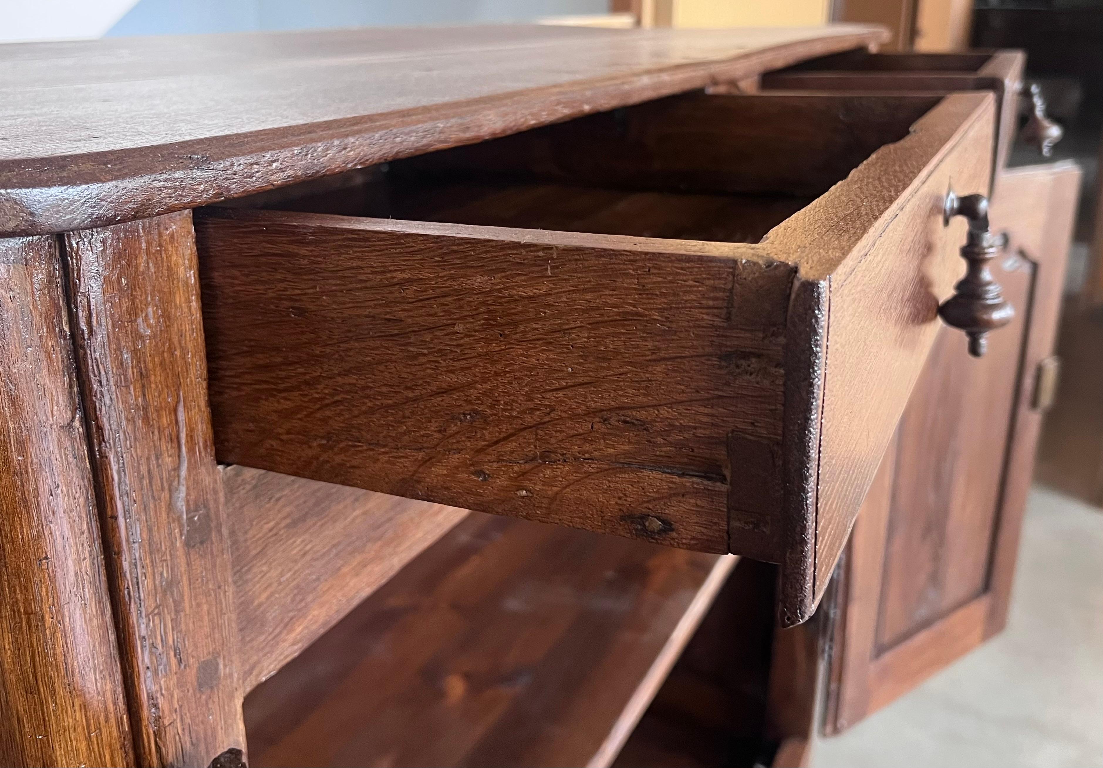 Buffet à deux portes en noyer espagnol du XIXe siècle en vente 5