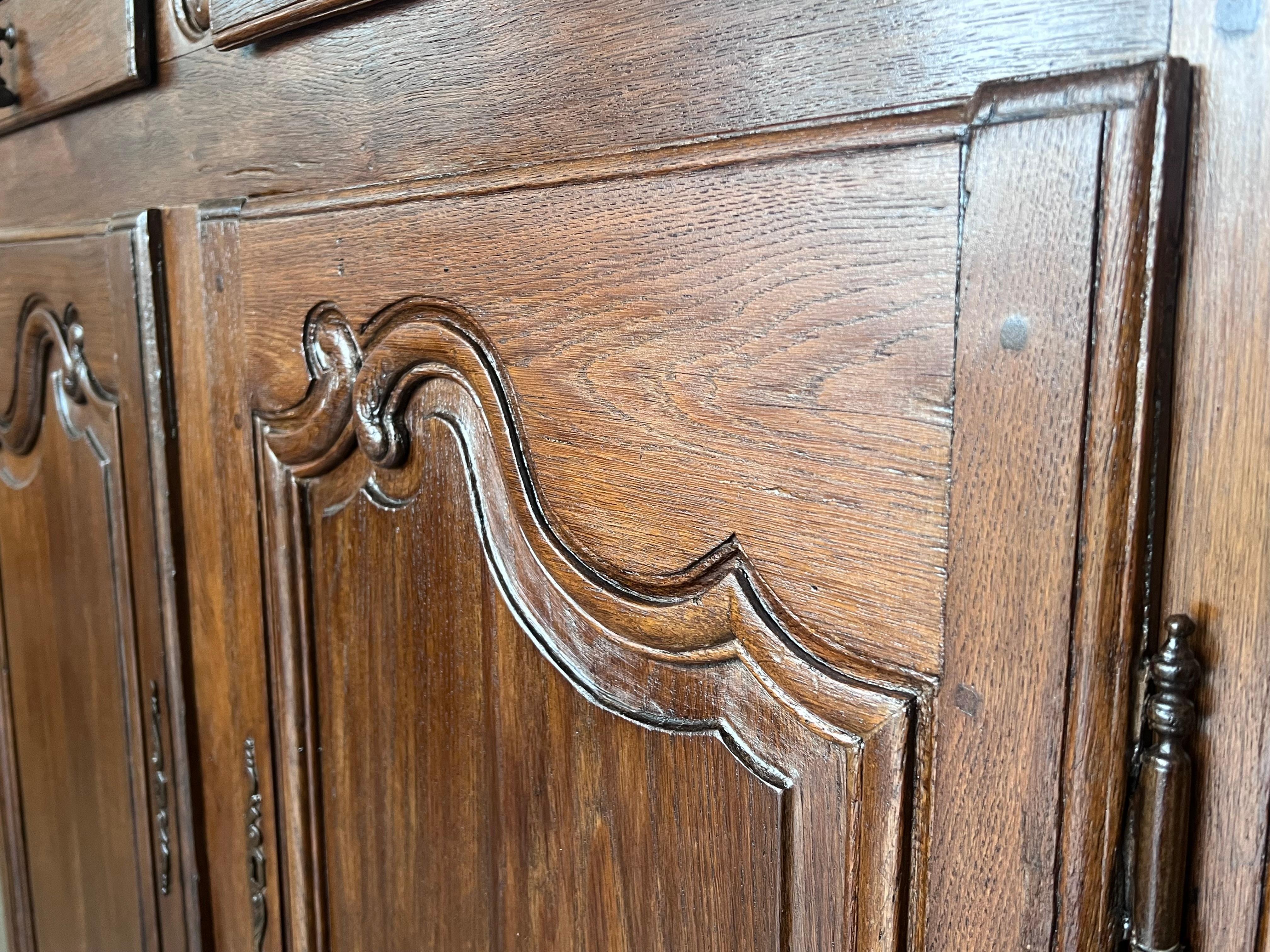 Buffet à deux portes en noyer espagnol du XIXe siècle en vente 6