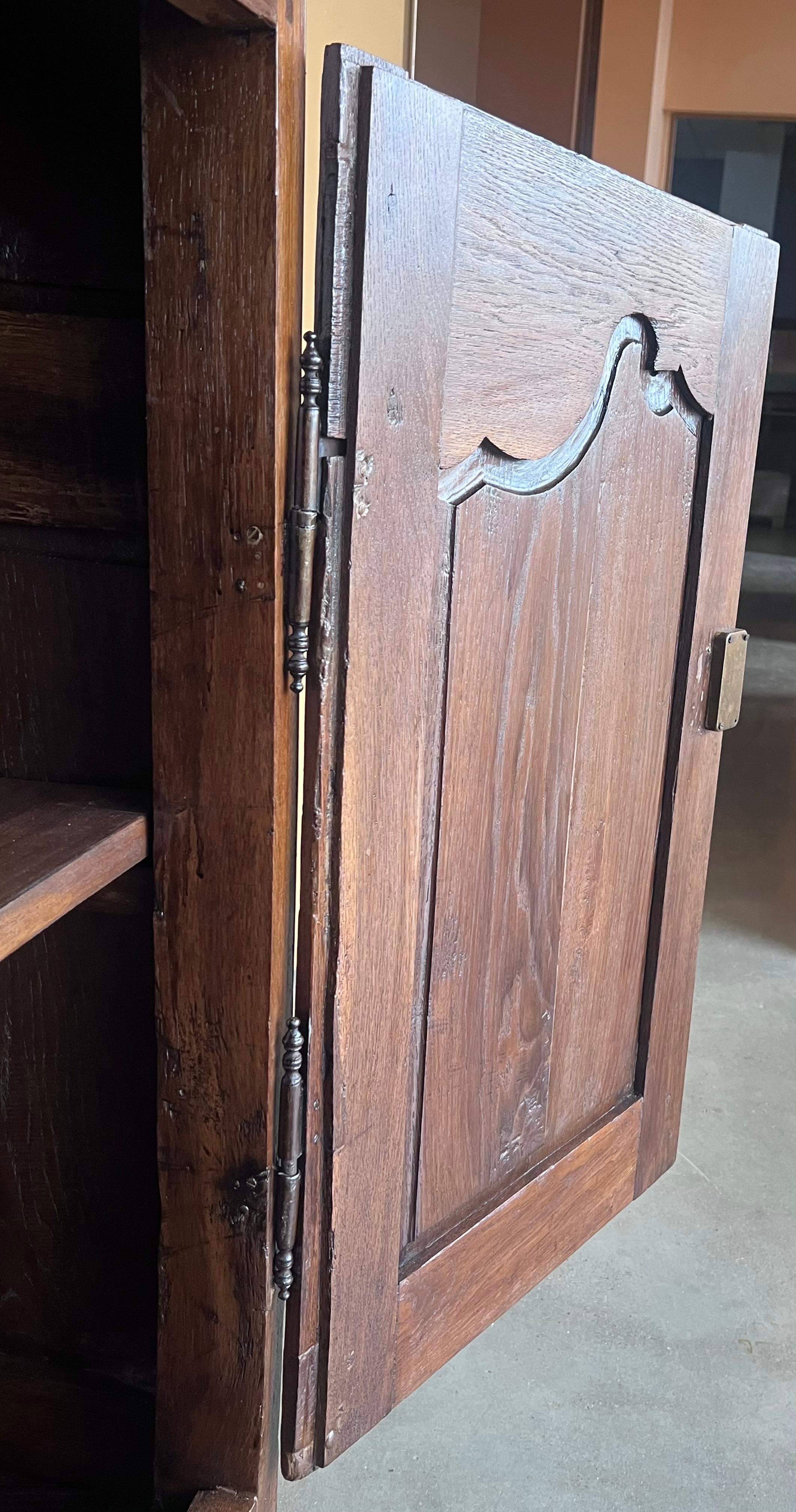 Buffet à deux portes en noyer espagnol du XIXe siècle en vente 7