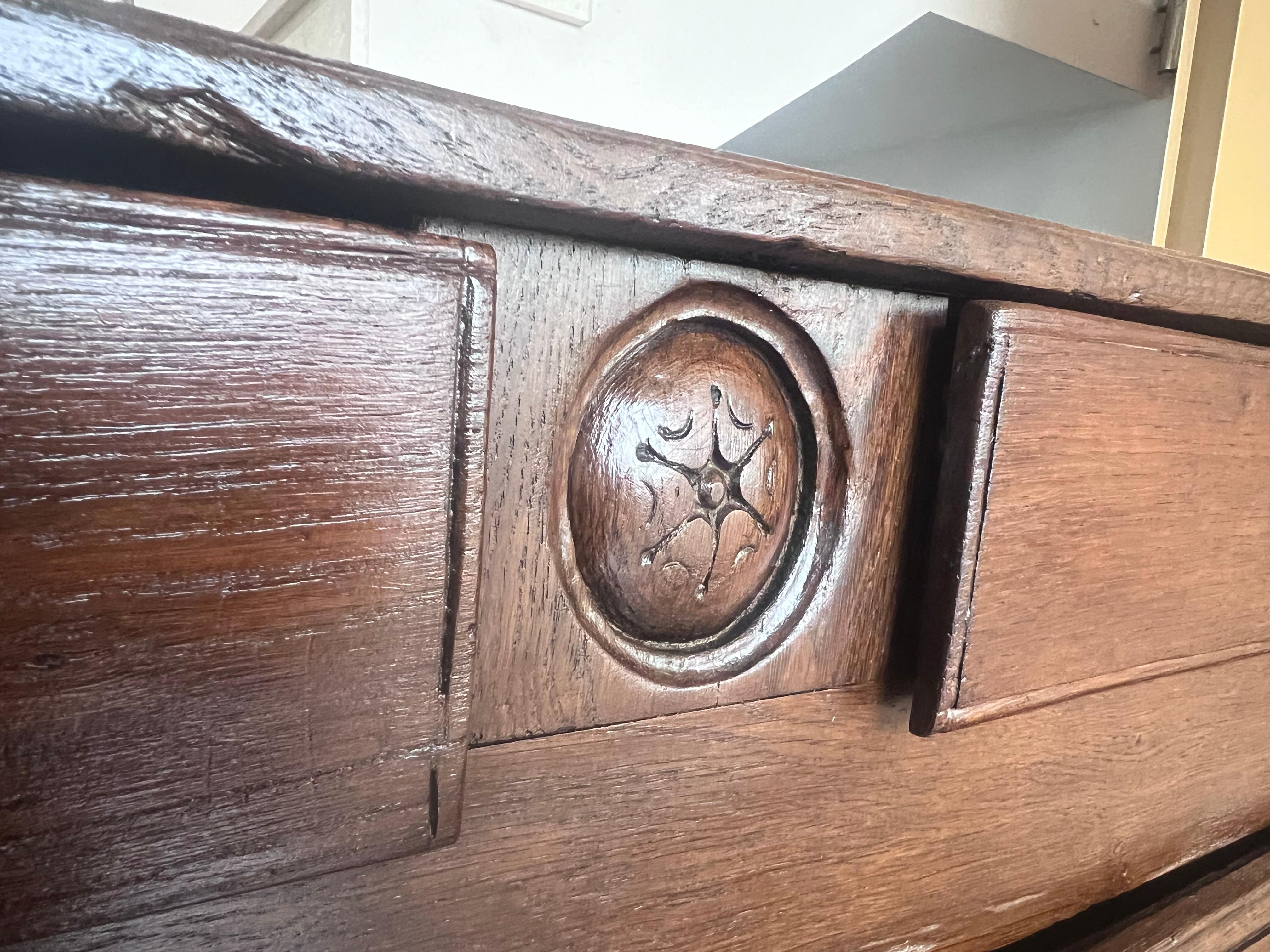 Buffet à deux portes en noyer espagnol du XIXe siècle en vente 8