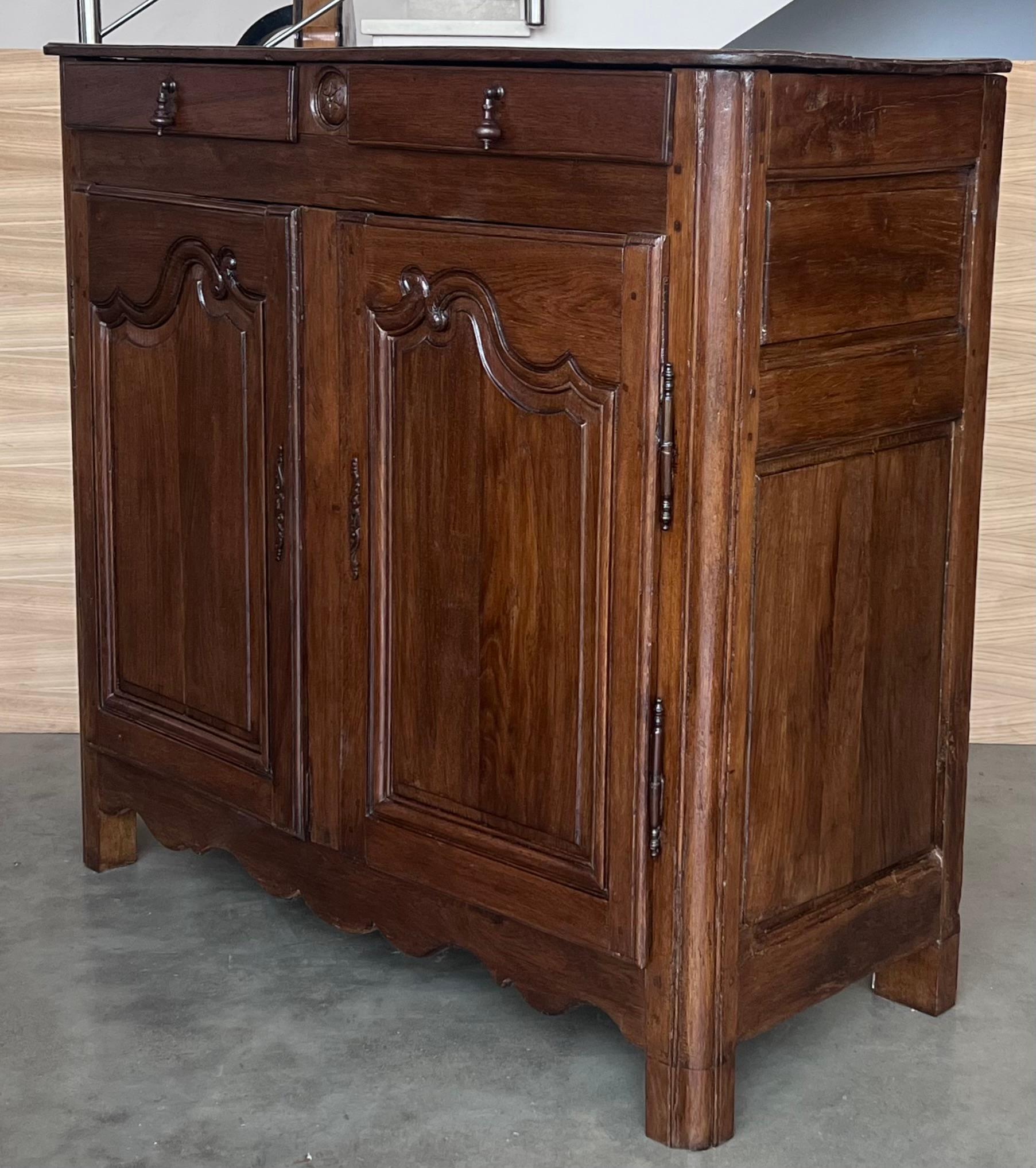Colonial espagnol Buffet à deux portes en noyer espagnol du XIXe siècle en vente