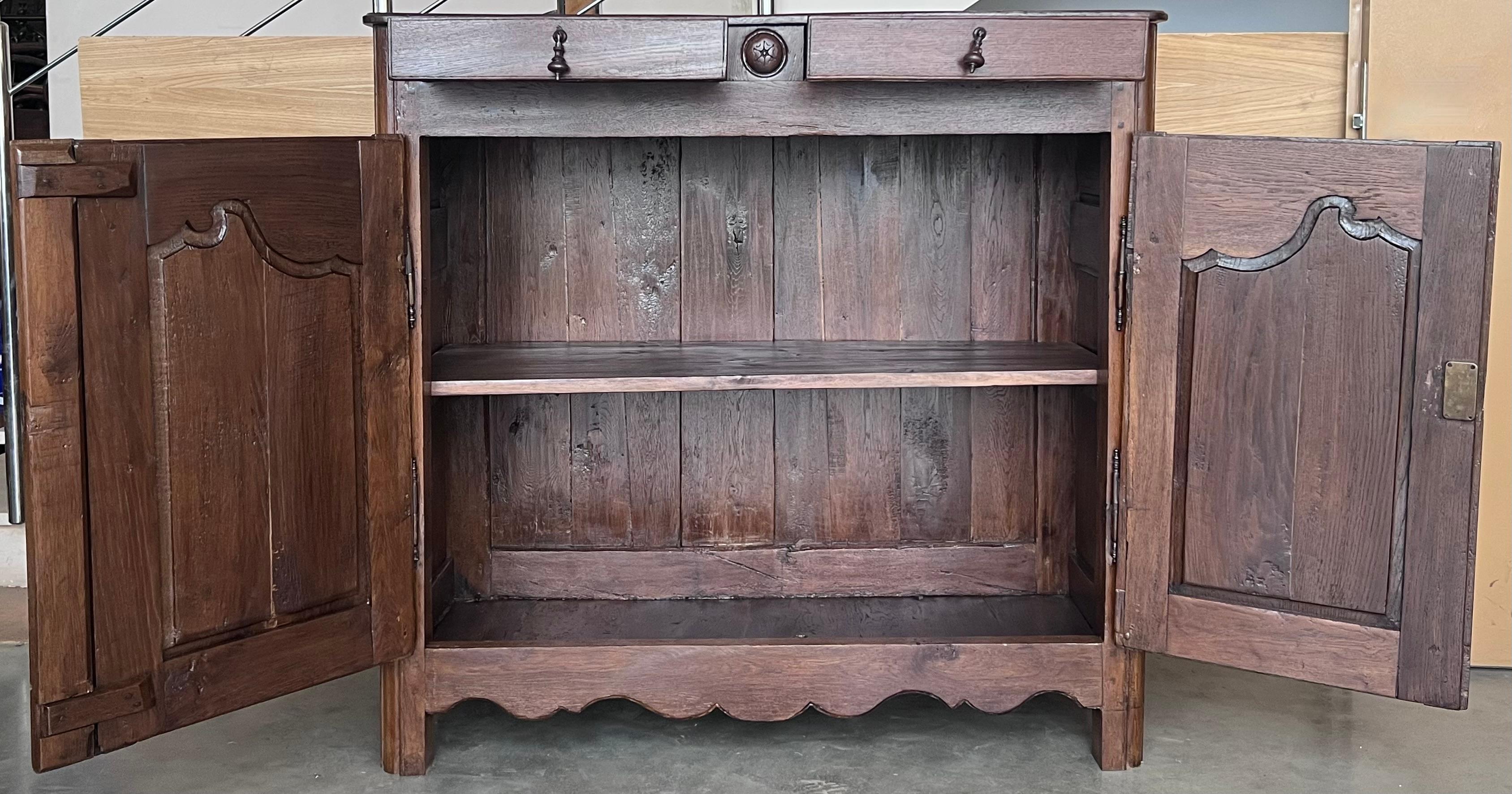 Noyer Buffet à deux portes en noyer espagnol du XIXe siècle en vente