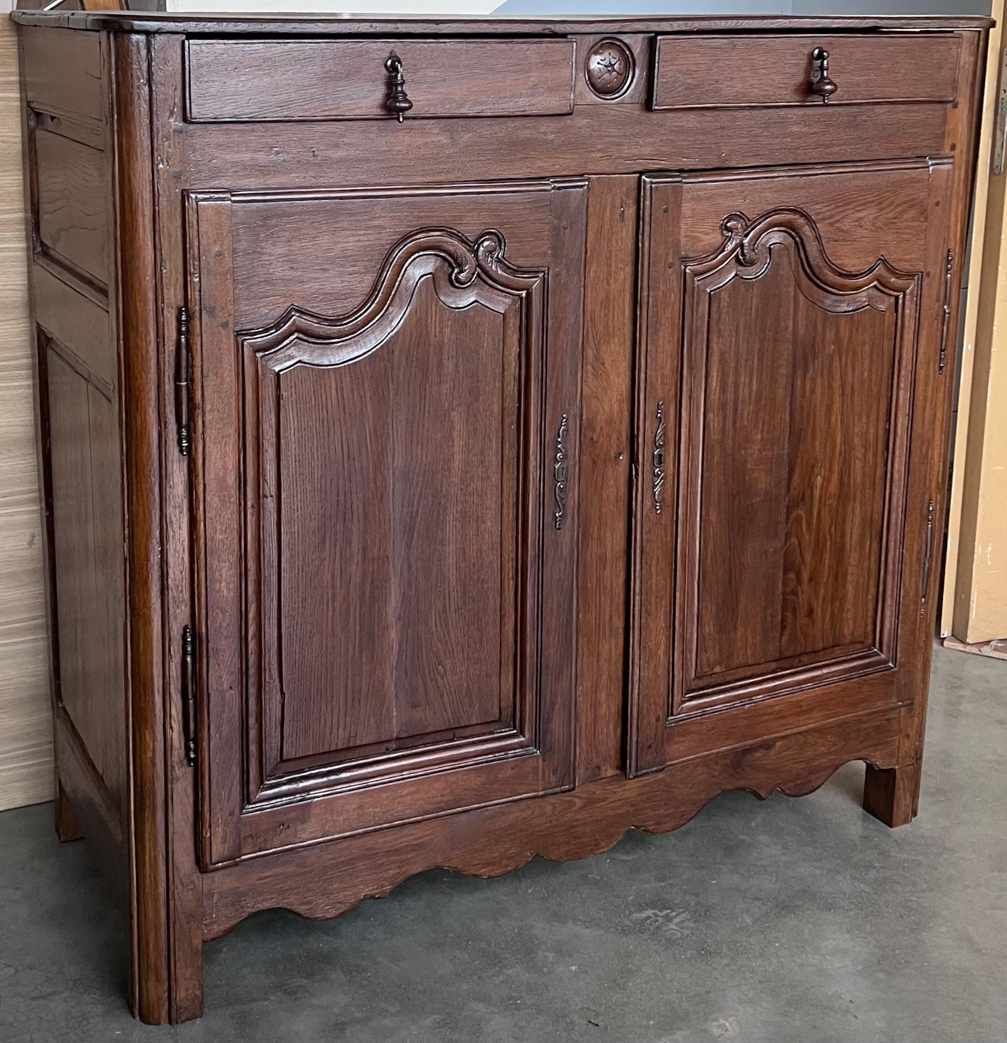 Buffet à deux portes en noyer espagnol du XIXe siècle en vente 1
