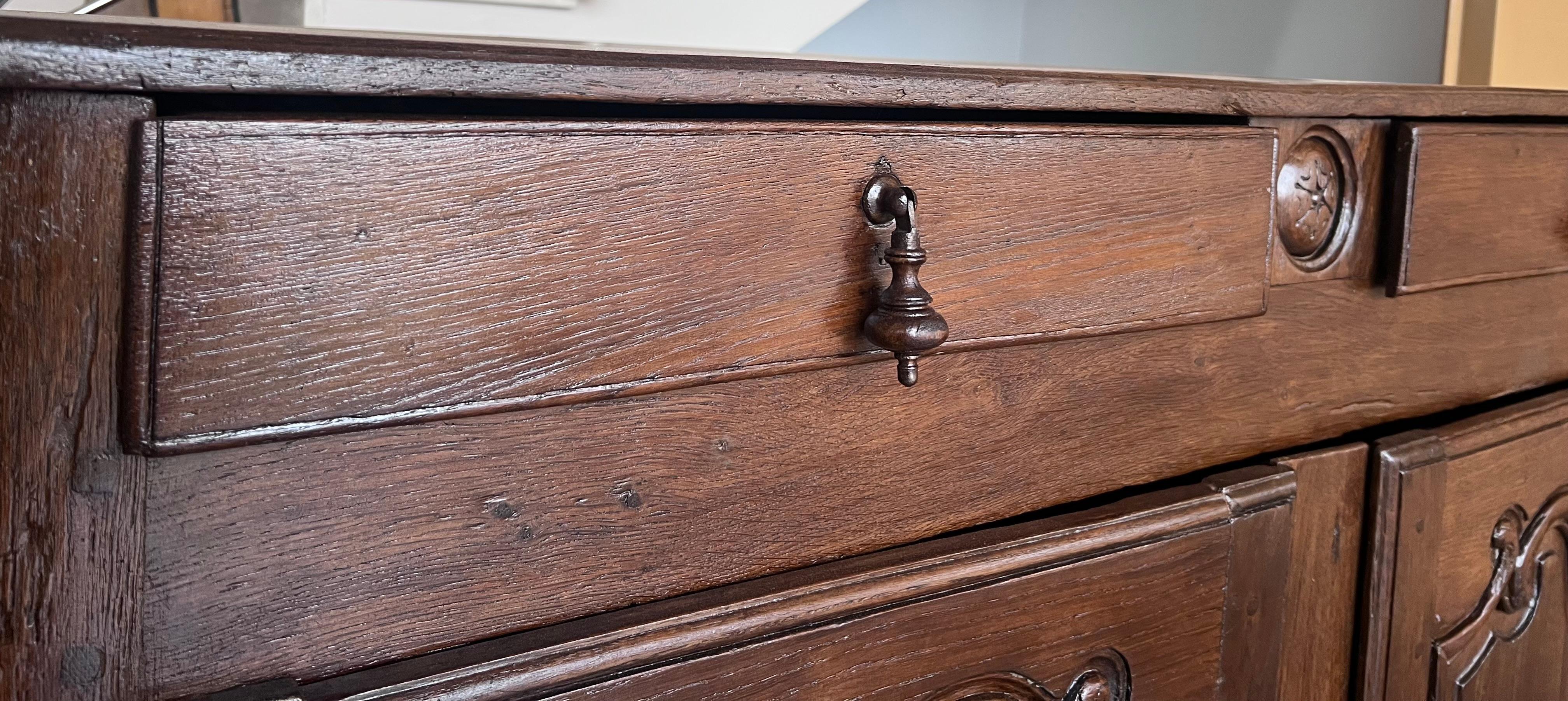 Buffet à deux portes en noyer espagnol du XIXe siècle en vente 3