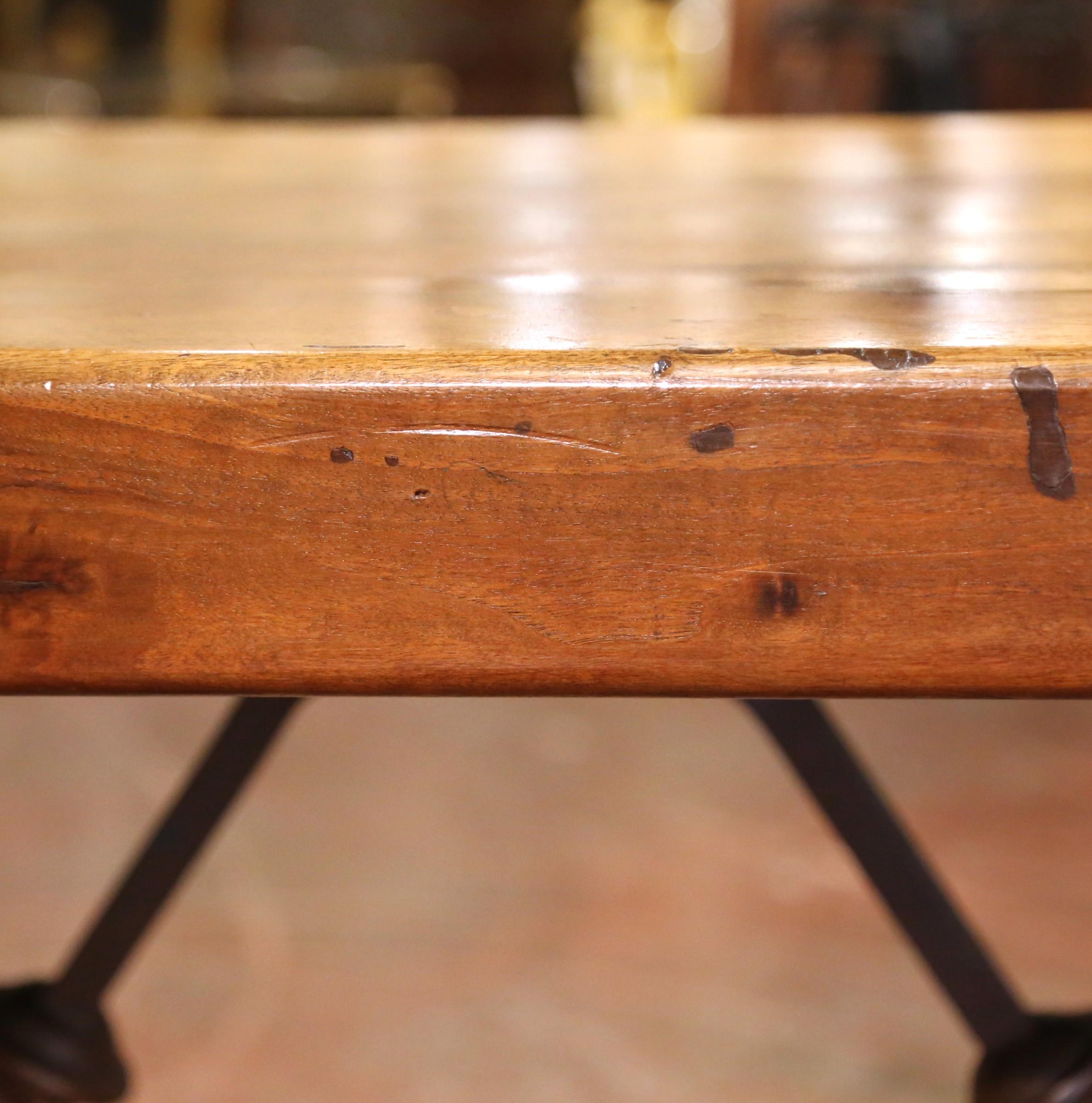 Tavolo da salotto o da scrittura in noce spagnolo del XIX secolo con base a cavalletto intagliata in vendita 3