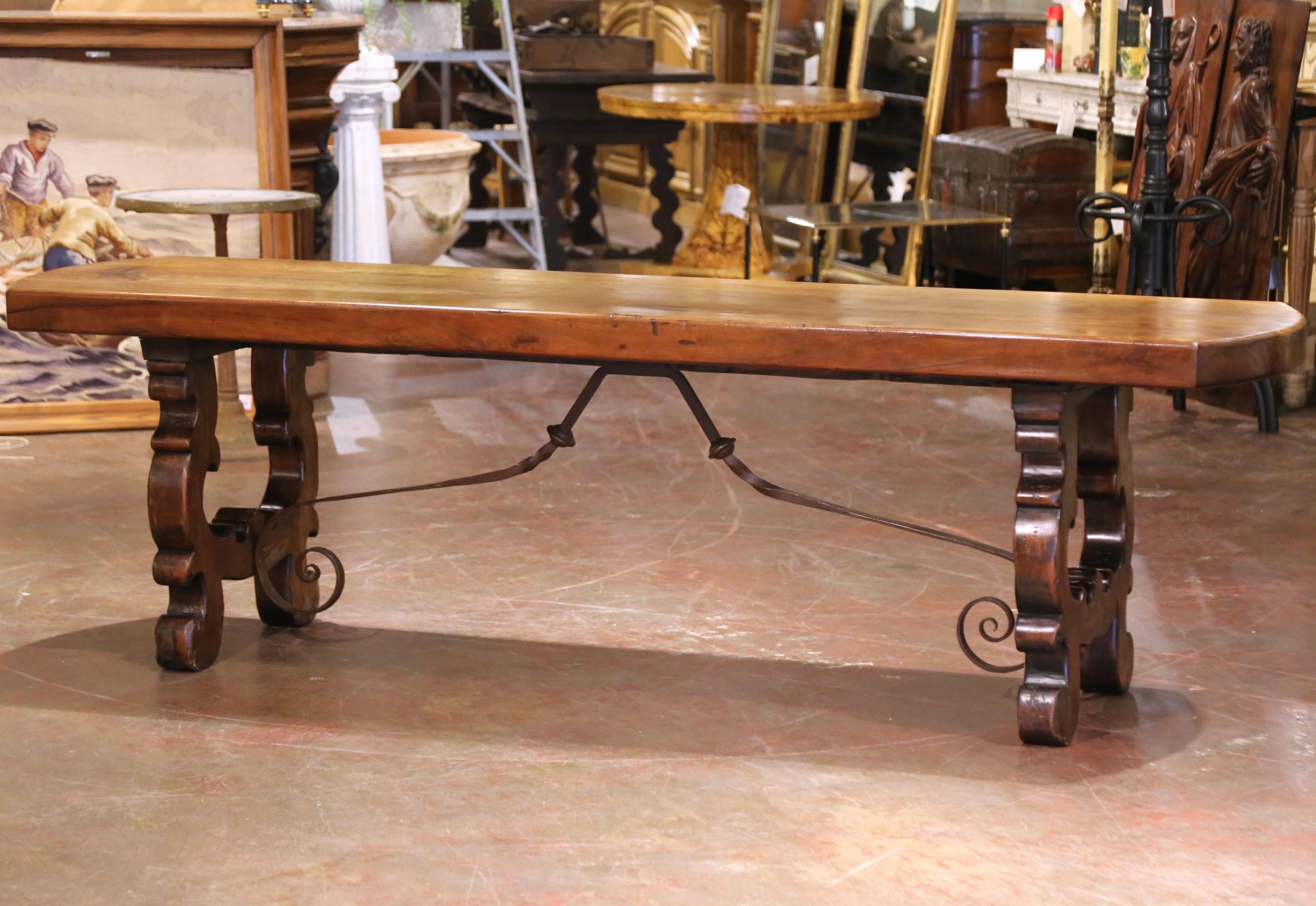 Questo imponente tavolo antico spagnolo è stato realizzato nel 1880 circa in noce massiccio e presenta un sostanzioso piano di 3 pollici di spessore con estremità morbidamente arrotondate. La sua forma allungata e stretta, con una lunghezza di oltre