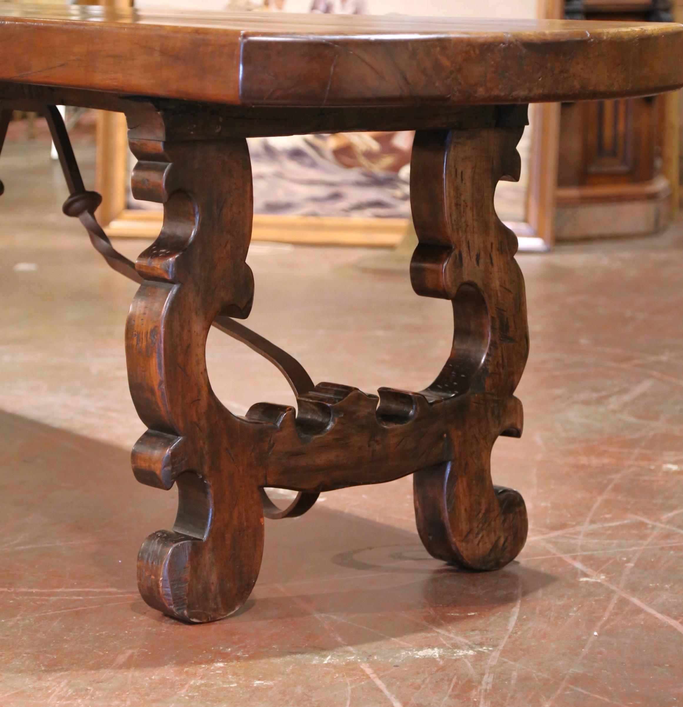 Spagnolo Tavolo da salotto o da scrittura in noce spagnolo del XIX secolo con base a cavalletto intagliata in vendita