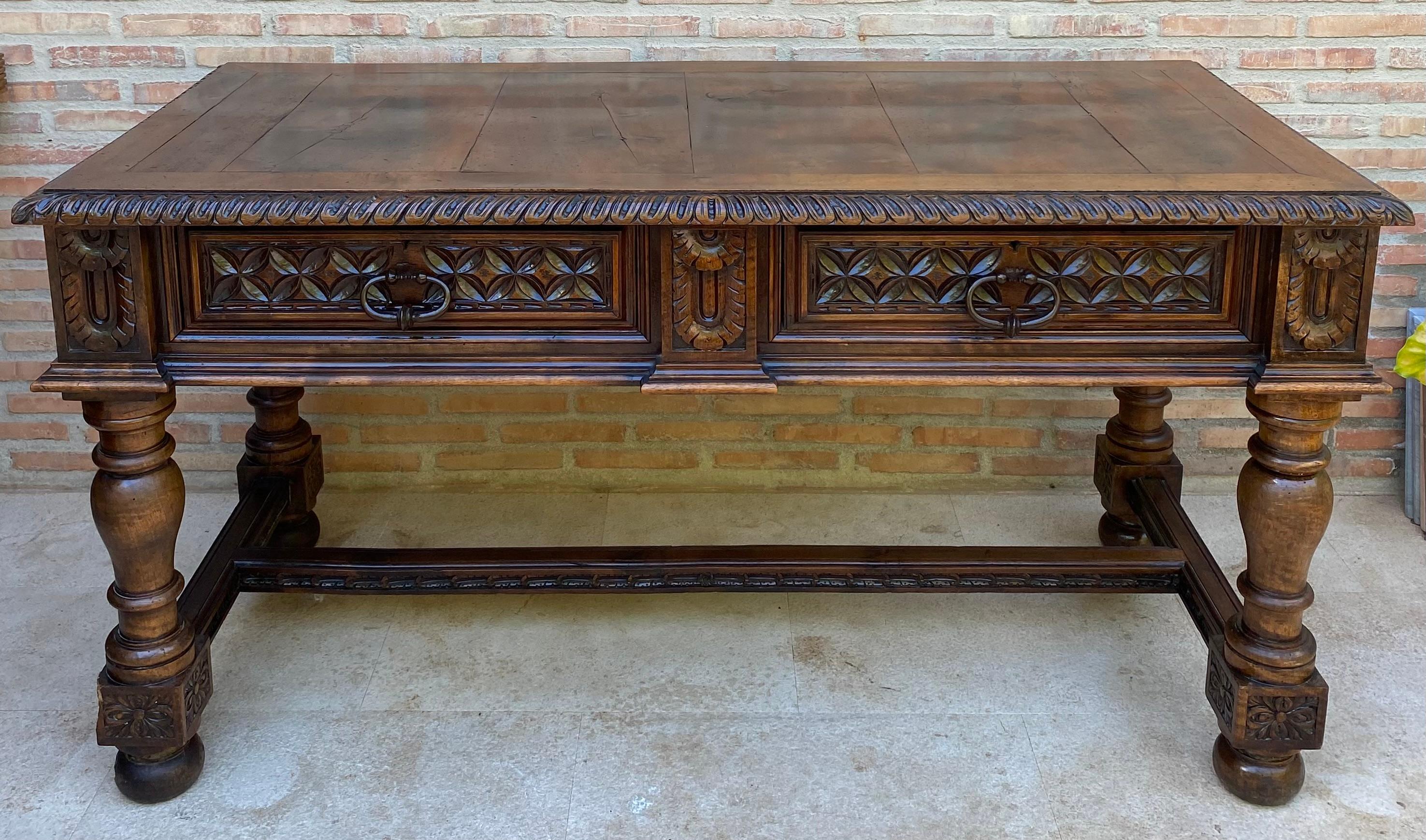 Scrivania in noce spagnolo del XIX secolo con due cassetti e gambe robuste, 1890 in vendita 3