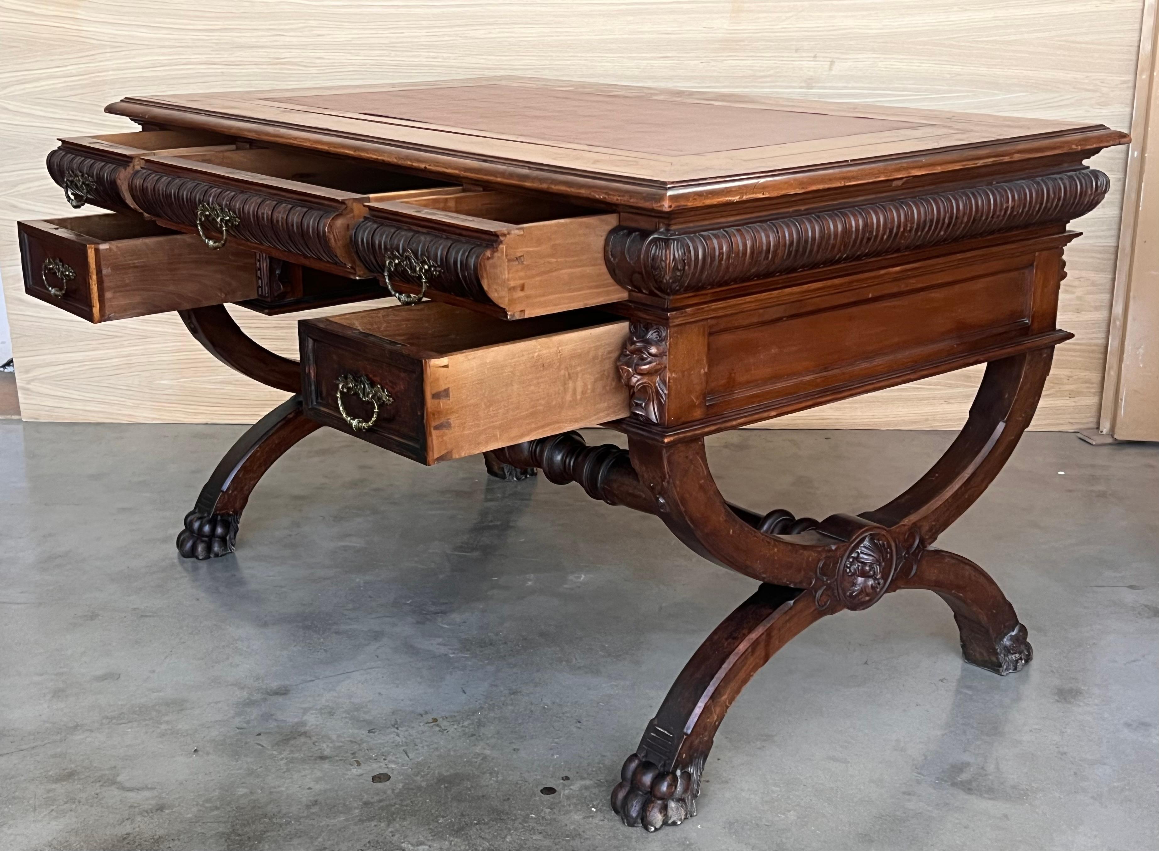 Scrivania in noce spagnolo del XIX secolo con due cassetti e gambe robuste, 1890 in vendita 4
