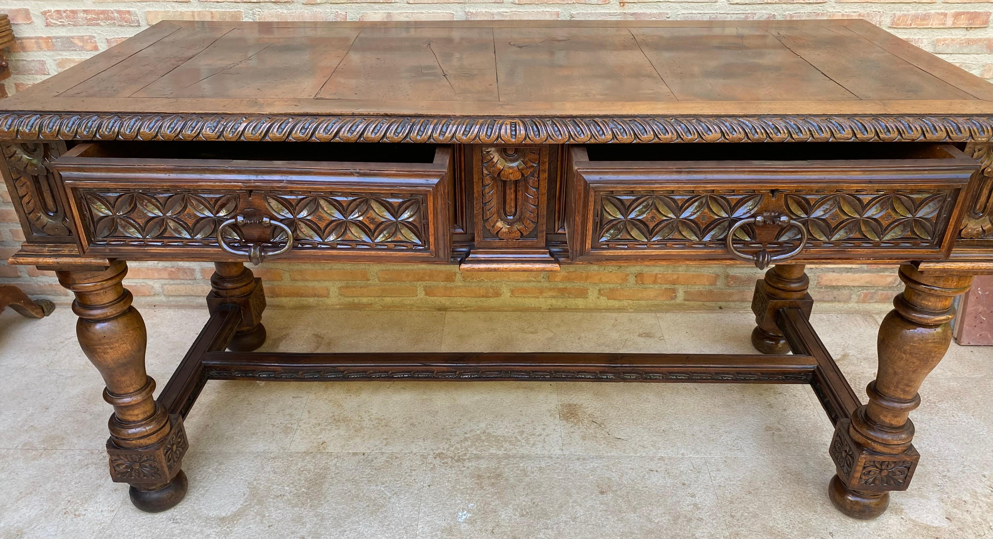 Scrivania in noce spagnolo del XIX secolo con due cassetti e gambe robuste, 1890 in vendita 4