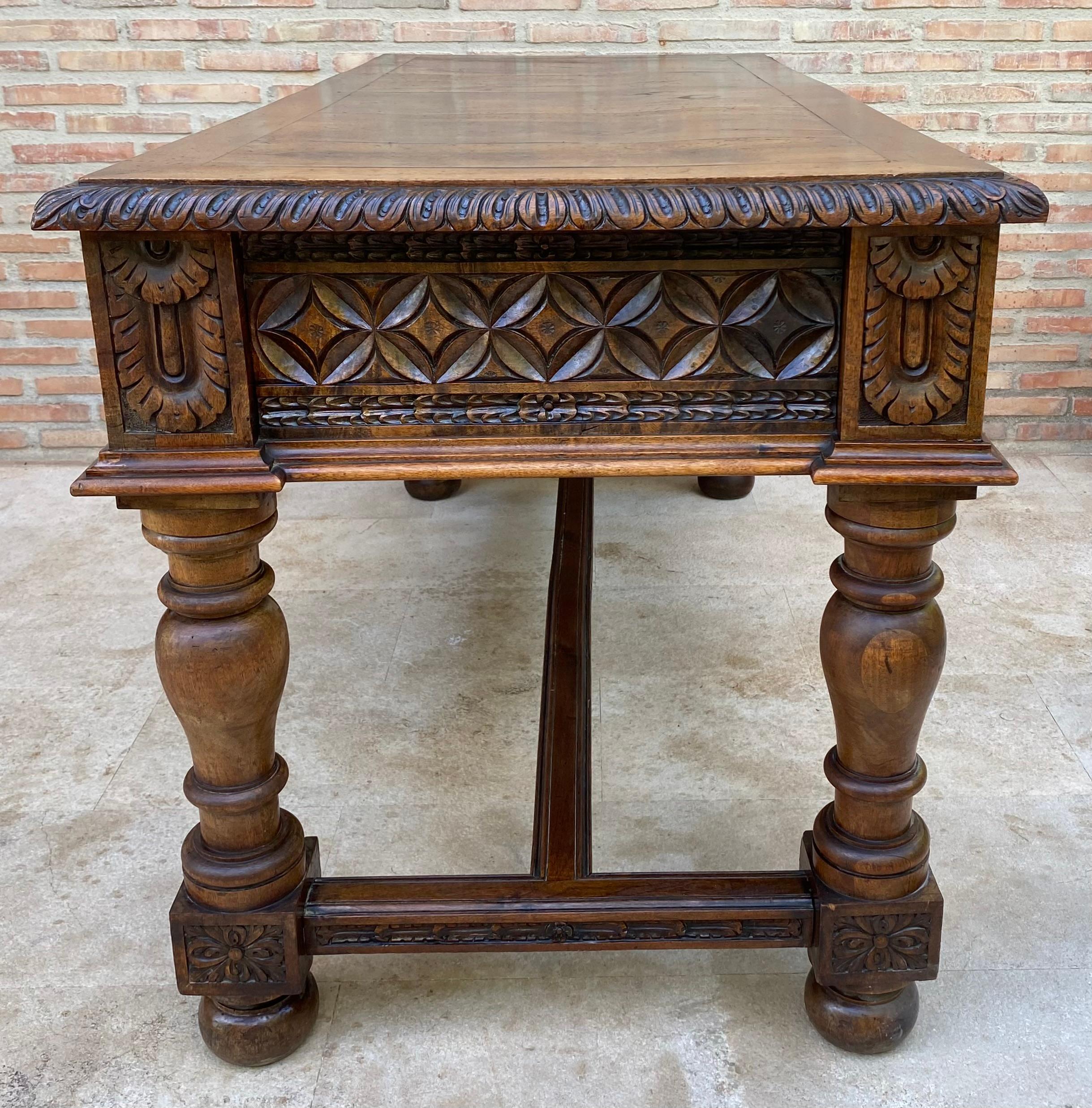 Scrivania in noce spagnolo del XIX secolo con due cassetti e gambe robuste, 1890 in vendita 5