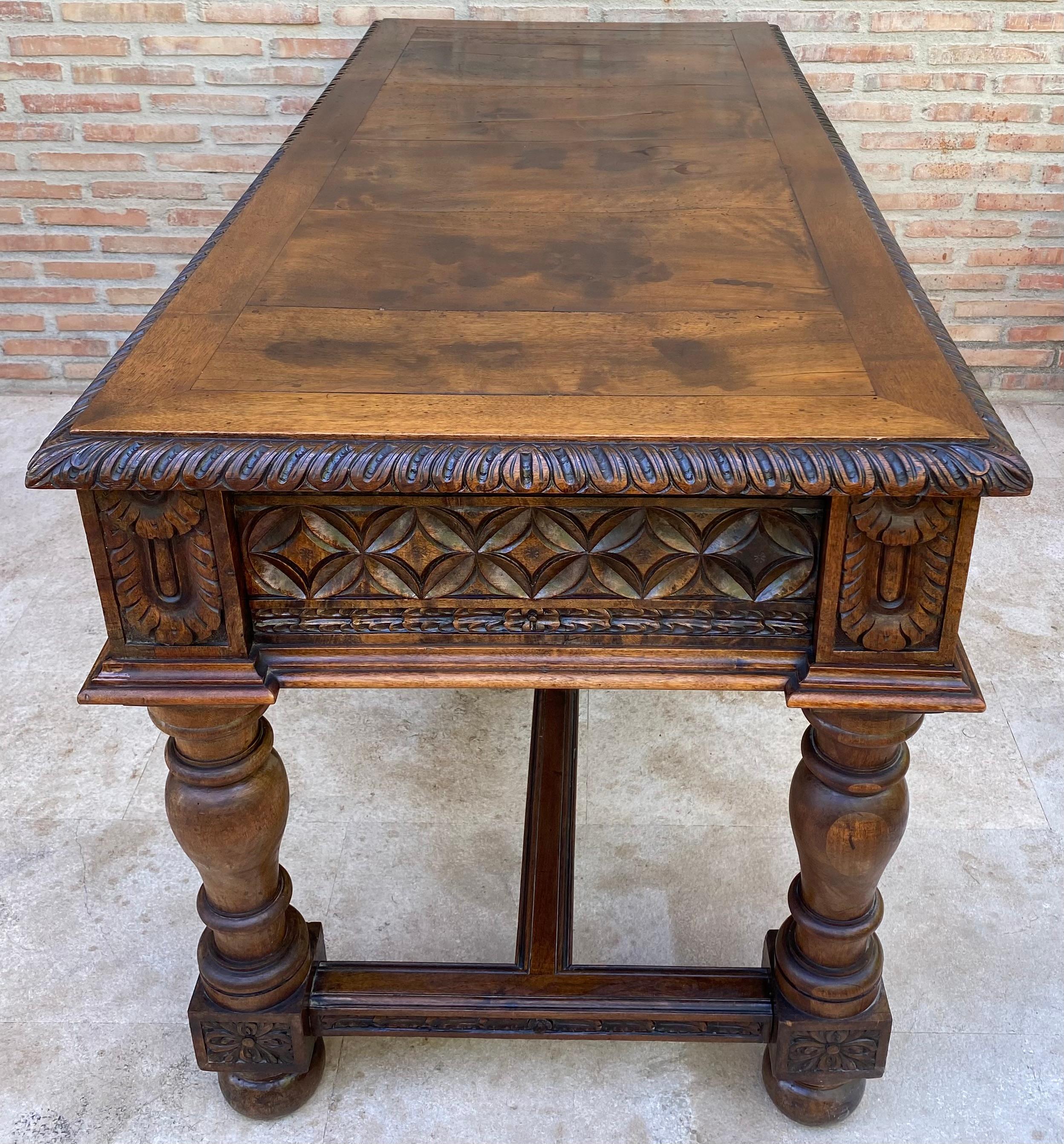 Scrivania in noce spagnolo del XIX secolo con due cassetti e gambe robuste, 1890 in vendita 6