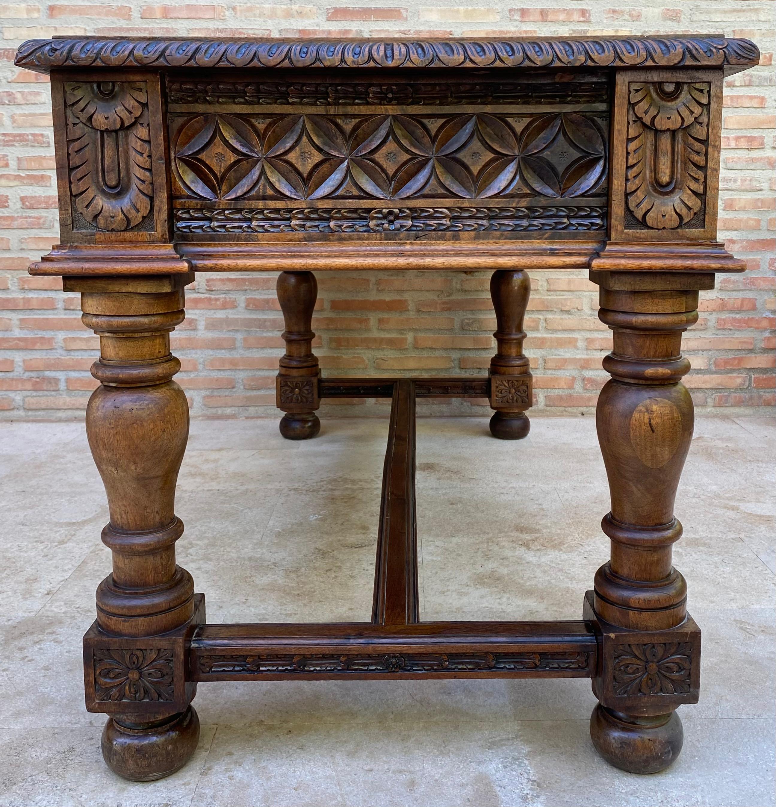 Scrivania in noce spagnolo del XIX secolo con due cassetti e gambe robuste, 1890 in vendita 7