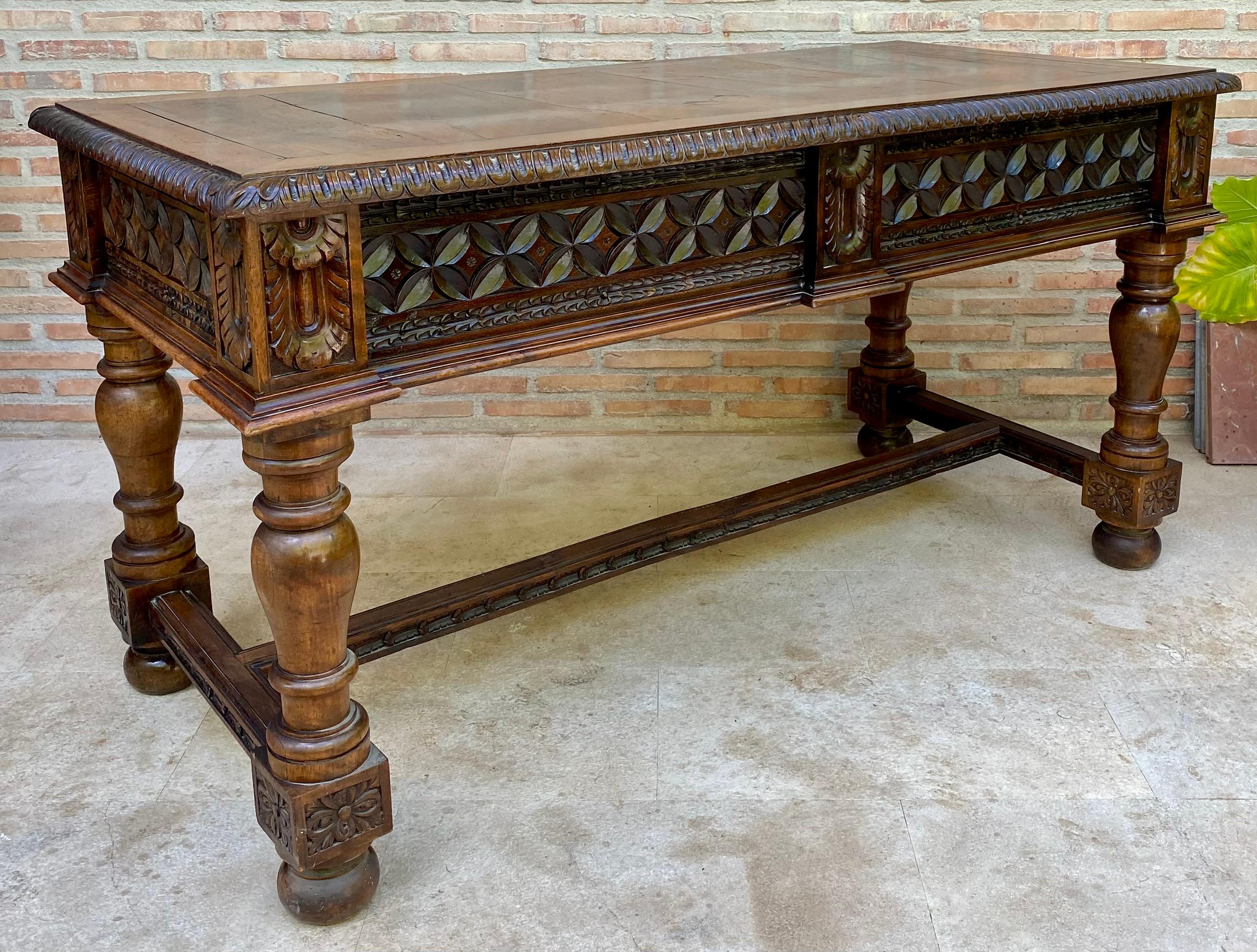 Scrivania in noce spagnolo del XIX secolo con due cassetti e gambe robuste, 1890 in vendita 8