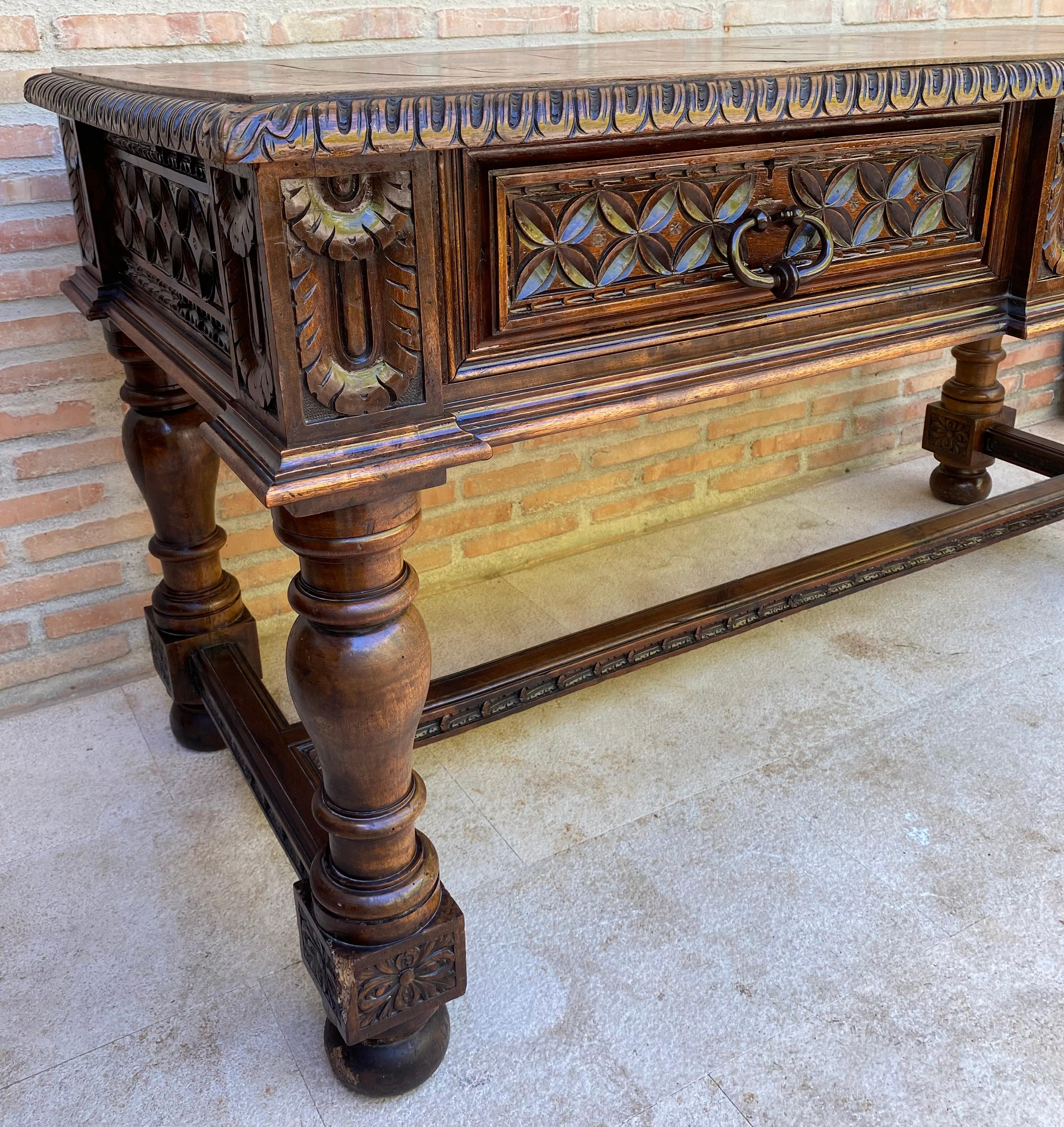 Scrivania in noce spagnolo del XIX secolo con due cassetti e gambe robuste, 1890 in vendita 9