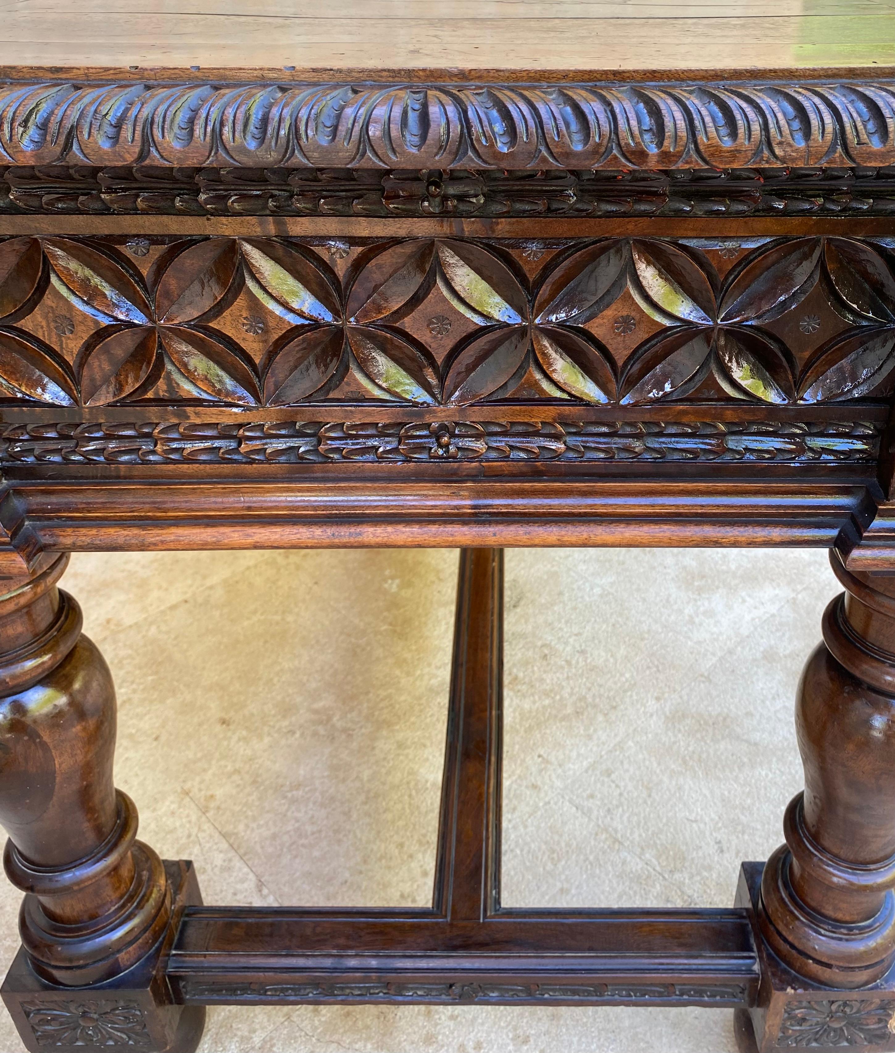 Scrivania in noce spagnolo del XIX secolo con due cassetti e gambe robuste, 1890 in vendita 12