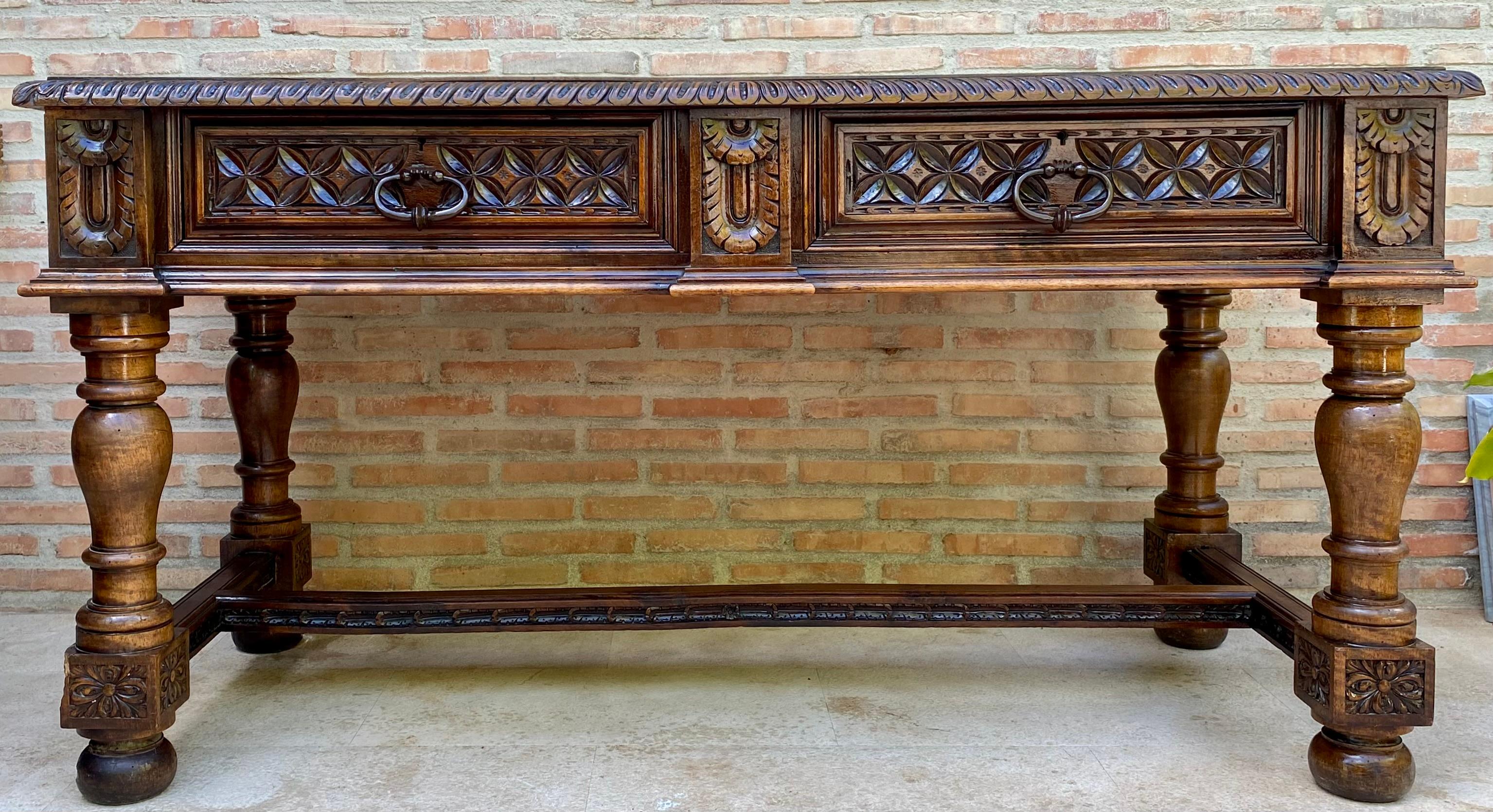 
Scrivania o consolle in noce spagnola del XIX secolo con due cassetti e robuste gambe girevoli e barella.