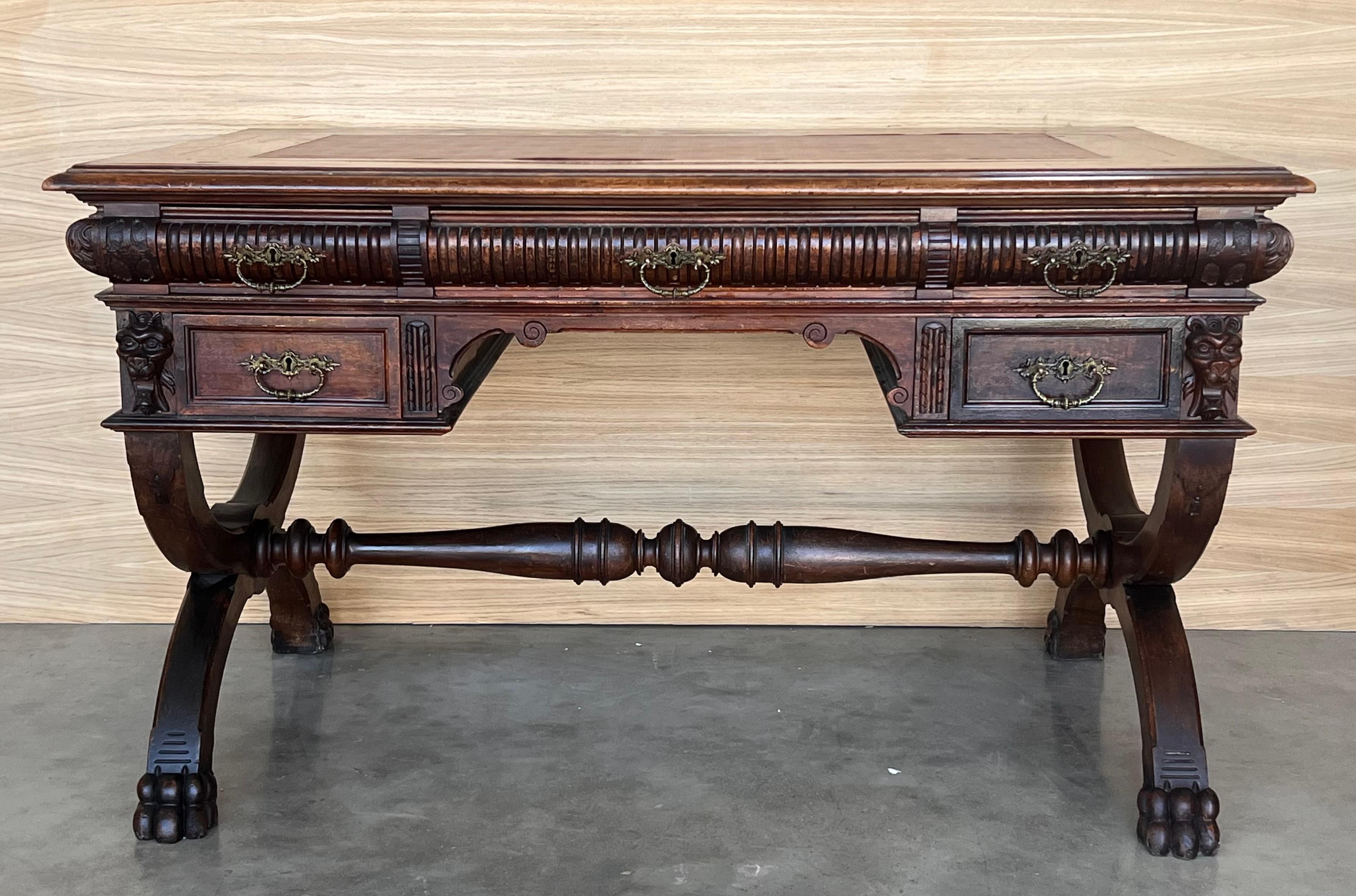 
Scrivania o consolle in noce spagnola del XIX secolo con due cassetti e robuste gambe girevoli e barella.