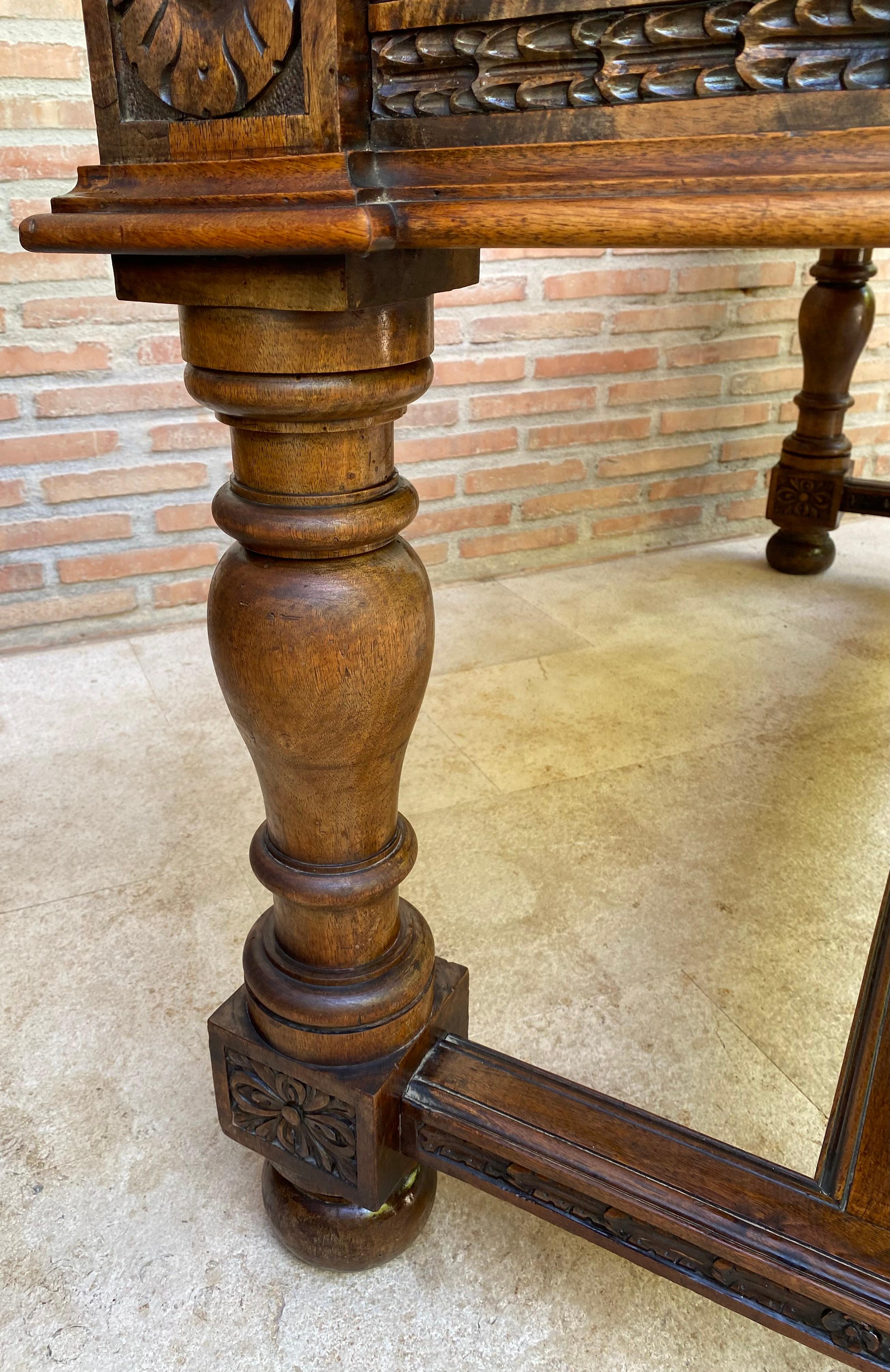 Scrivania in noce spagnolo del XIX secolo con due cassetti e gambe robuste, 1890 in vendita 13