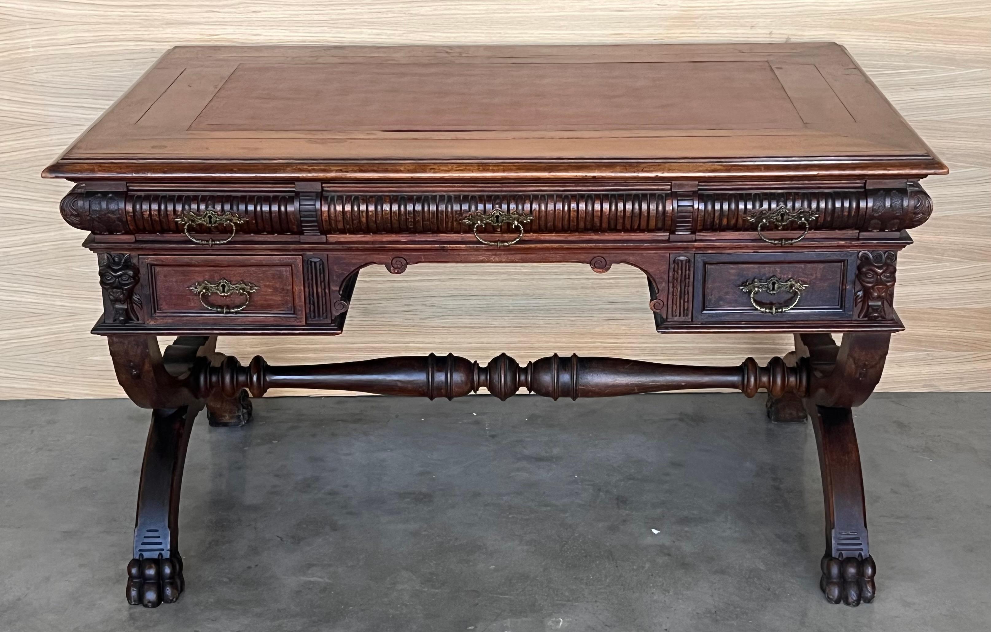 Barocco Scrivania in noce spagnolo del XIX secolo con due cassetti e gambe robuste, 1890 in vendita