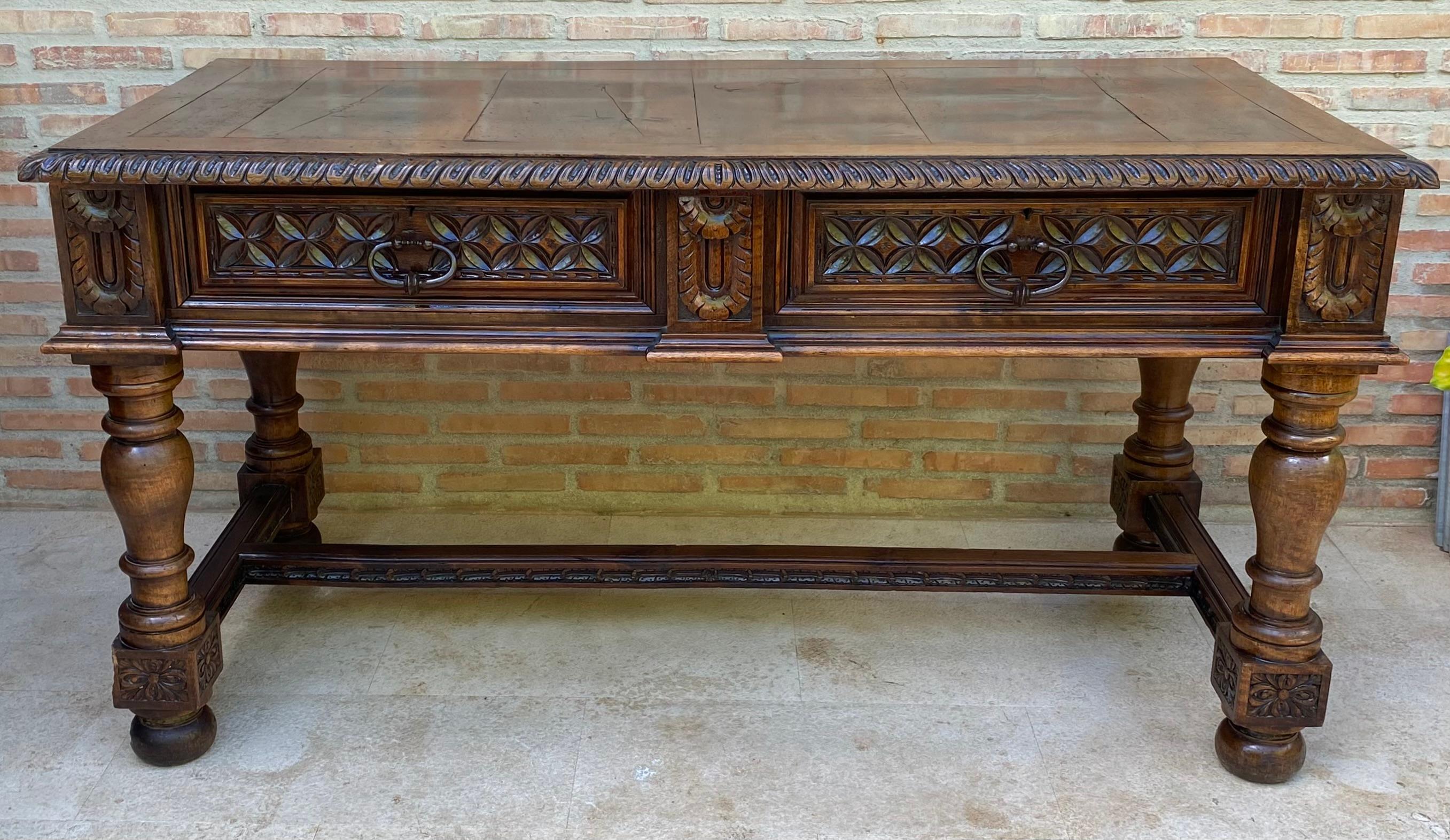 Barocco Scrivania in noce spagnolo del XIX secolo con due cassetti e gambe robuste, 1890 in vendita