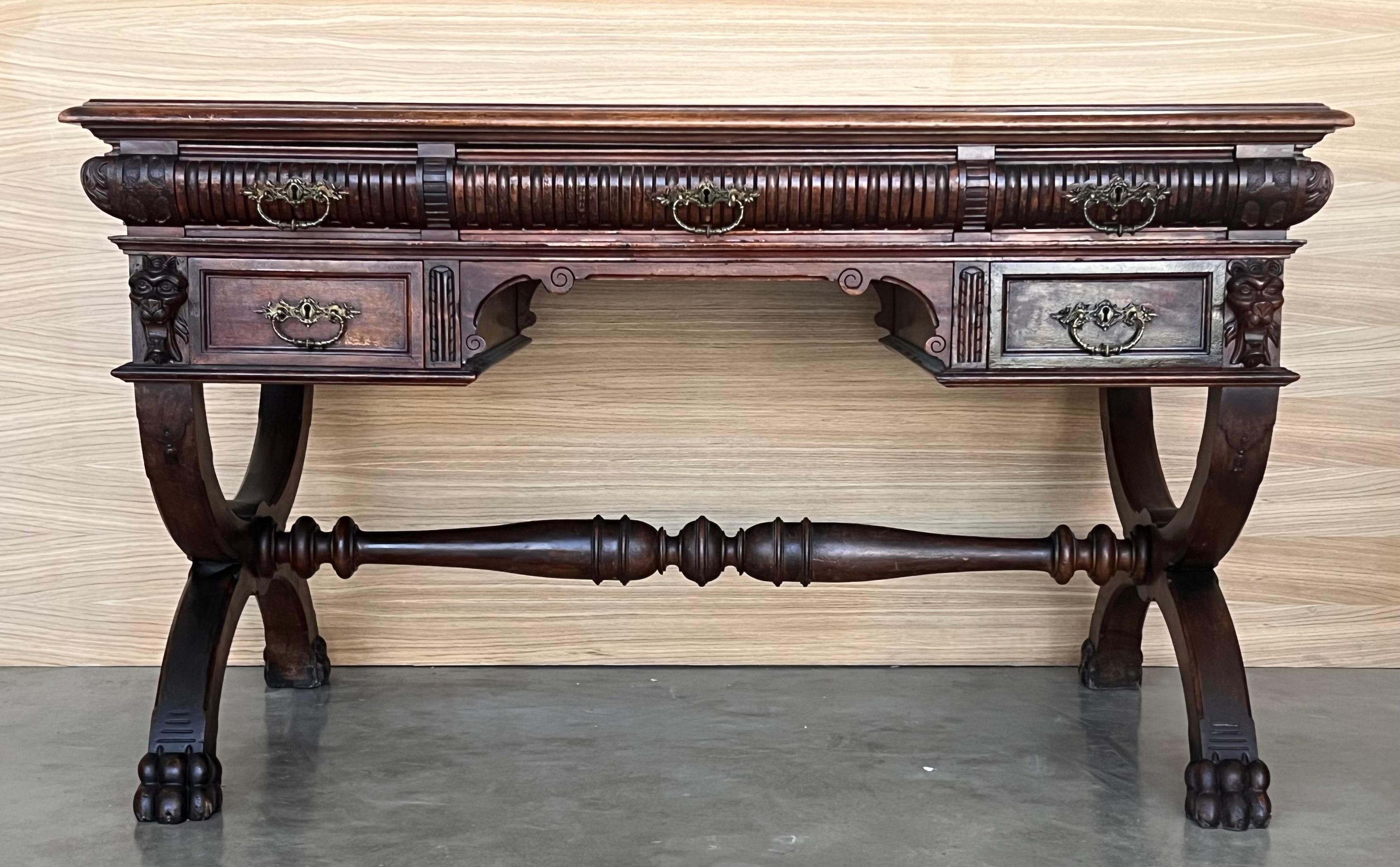 Spagnolo Scrivania in noce spagnolo del XIX secolo con due cassetti e gambe robuste, 1890 in vendita