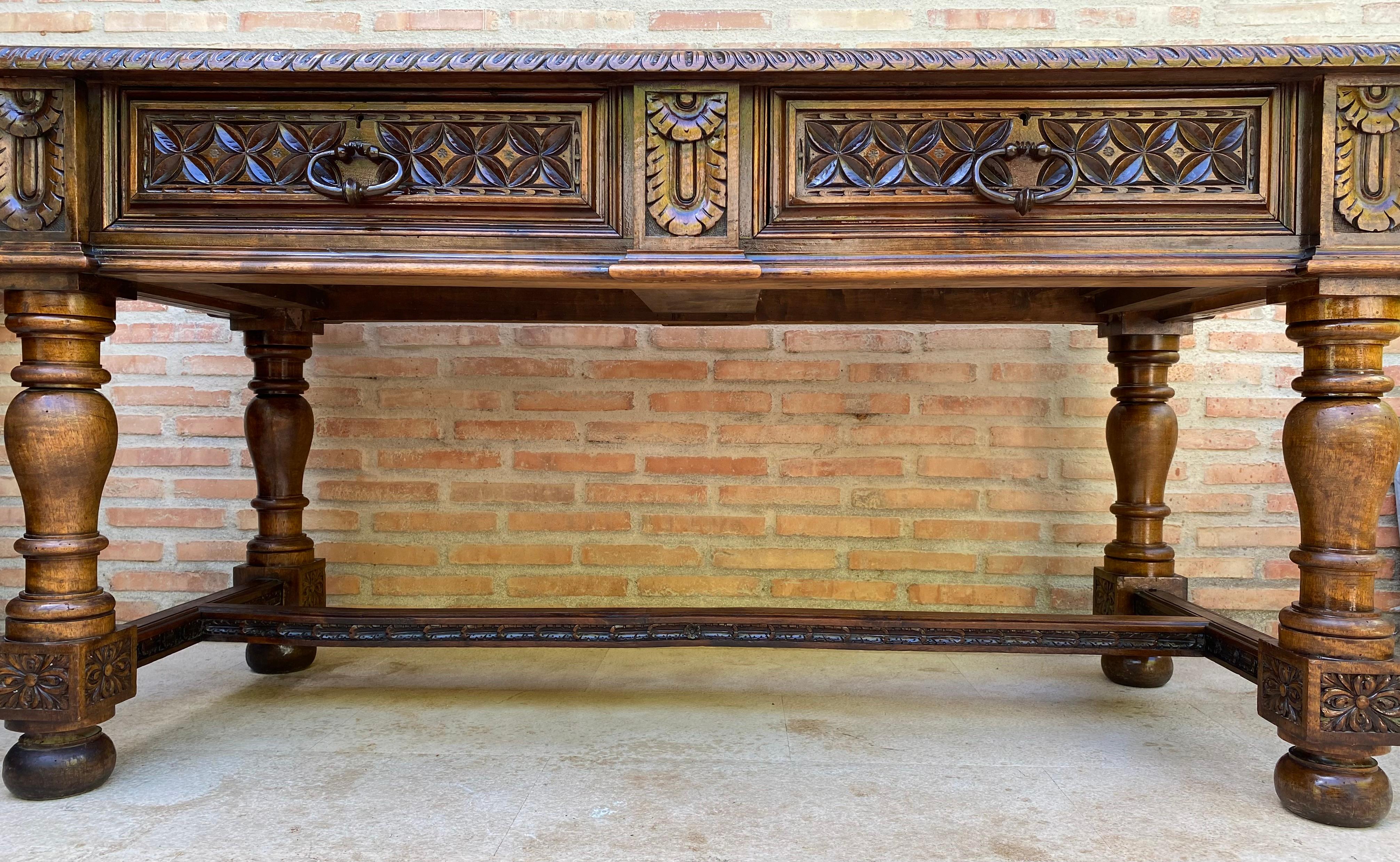 Spagnolo Scrivania in noce spagnolo del XIX secolo con due cassetti e gambe robuste, 1890 in vendita