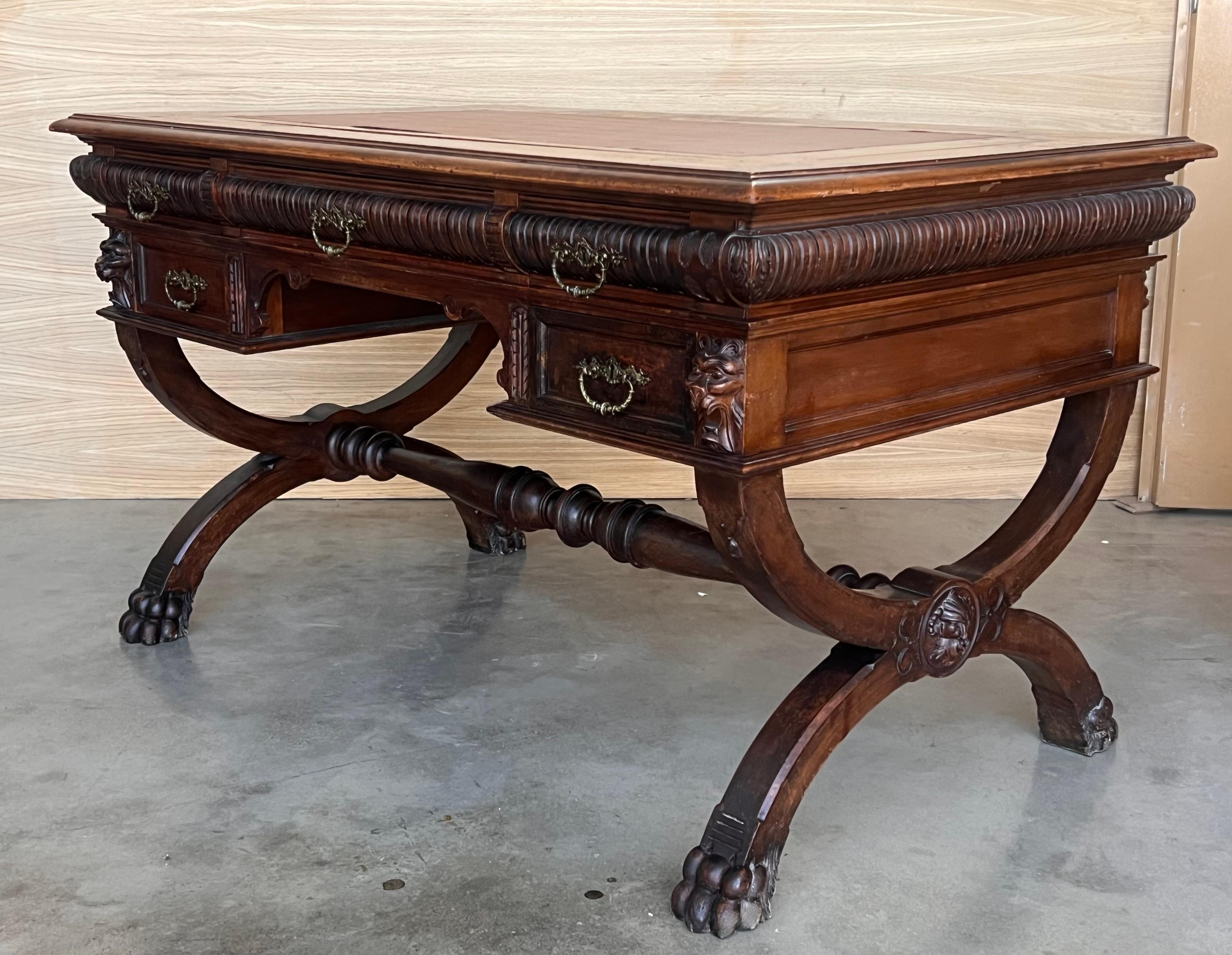 Scrivania in noce spagnolo del XIX secolo con due cassetti e gambe robuste, 1890 In condizioni buone in vendita a Miami, FL