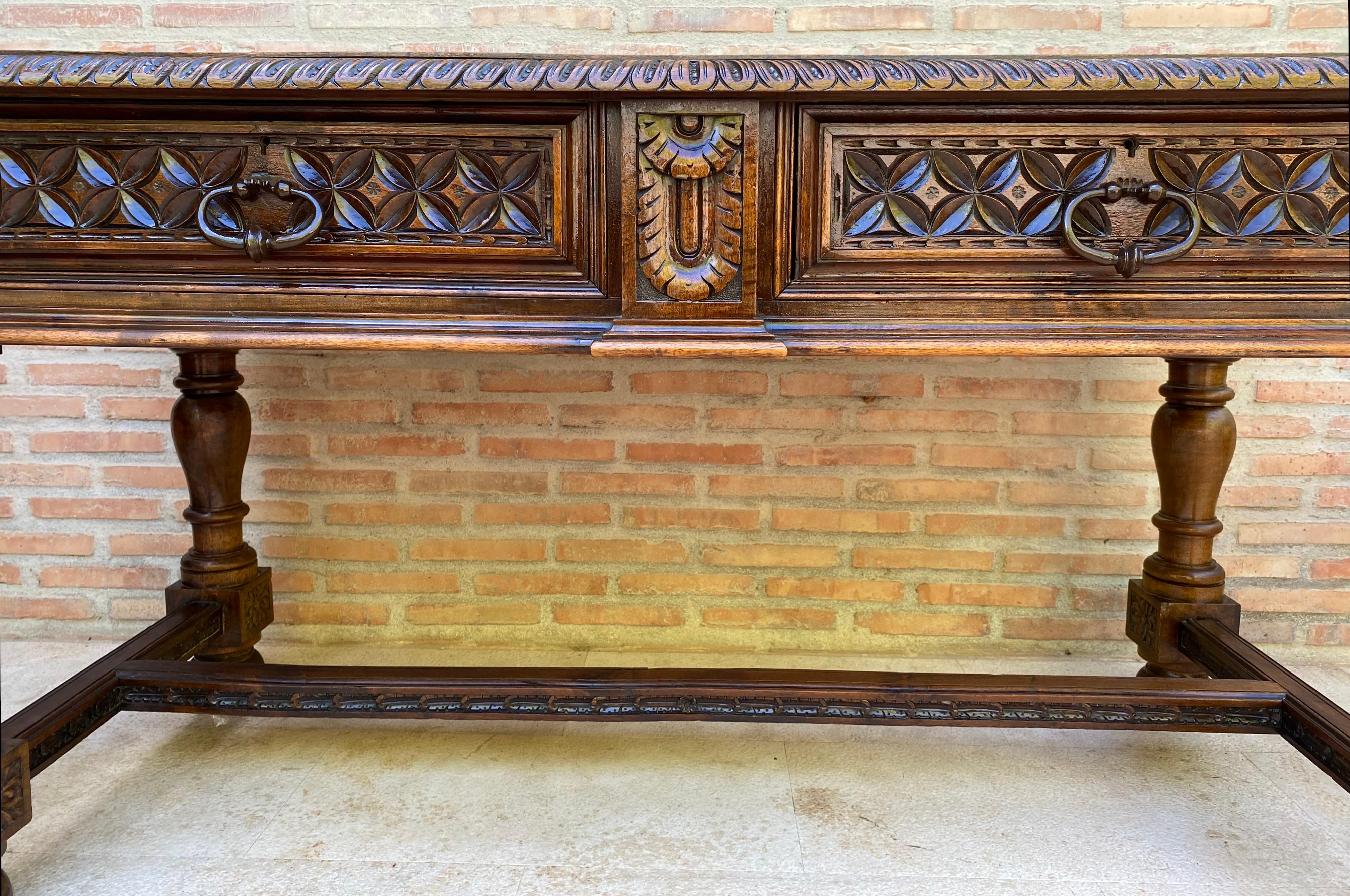 Scrivania in noce spagnolo del XIX secolo con due cassetti e gambe robuste, 1890 In condizioni buone in vendita a Miami, FL