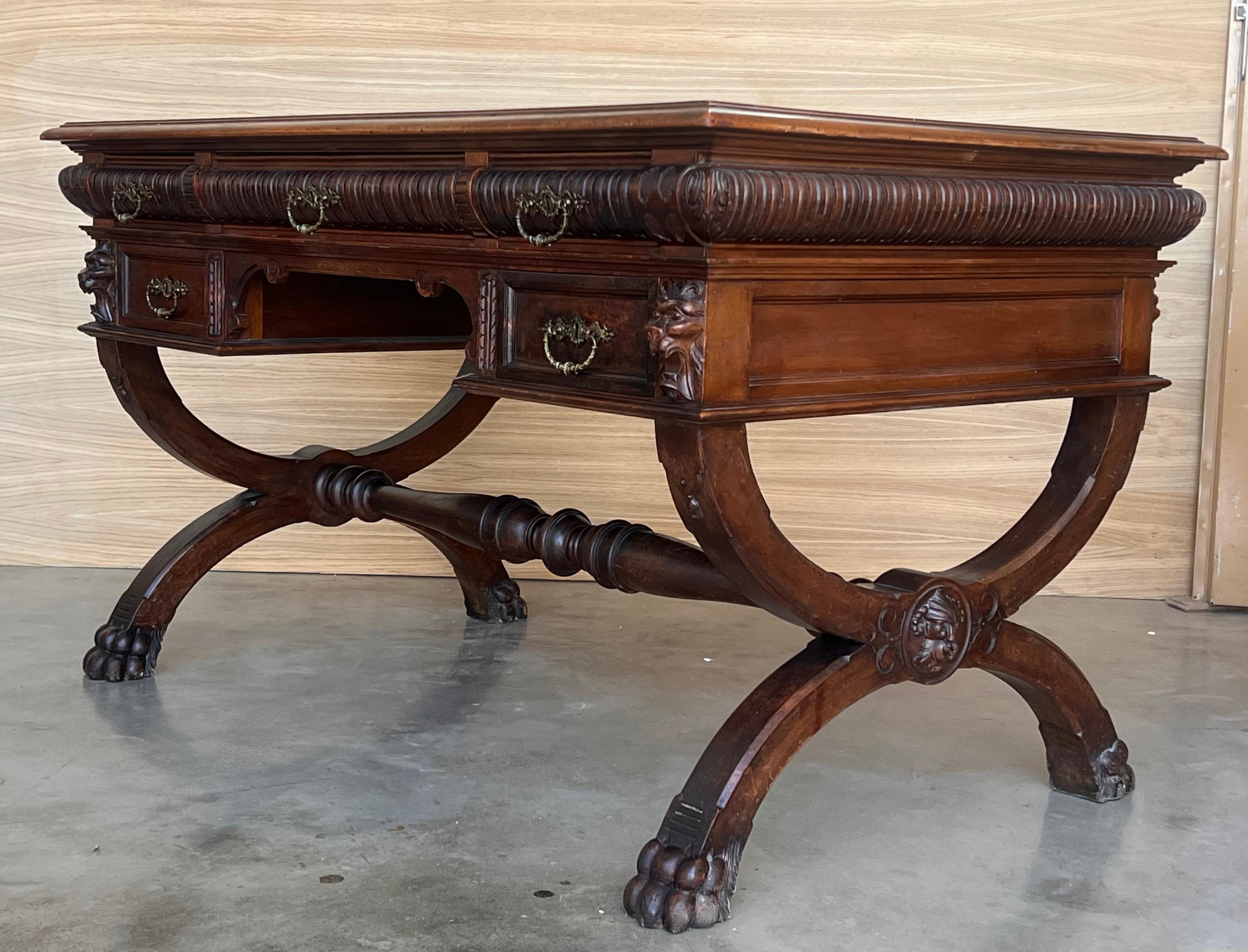 Noce Scrivania in noce spagnolo del XIX secolo con due cassetti e gambe robuste, 1890 in vendita