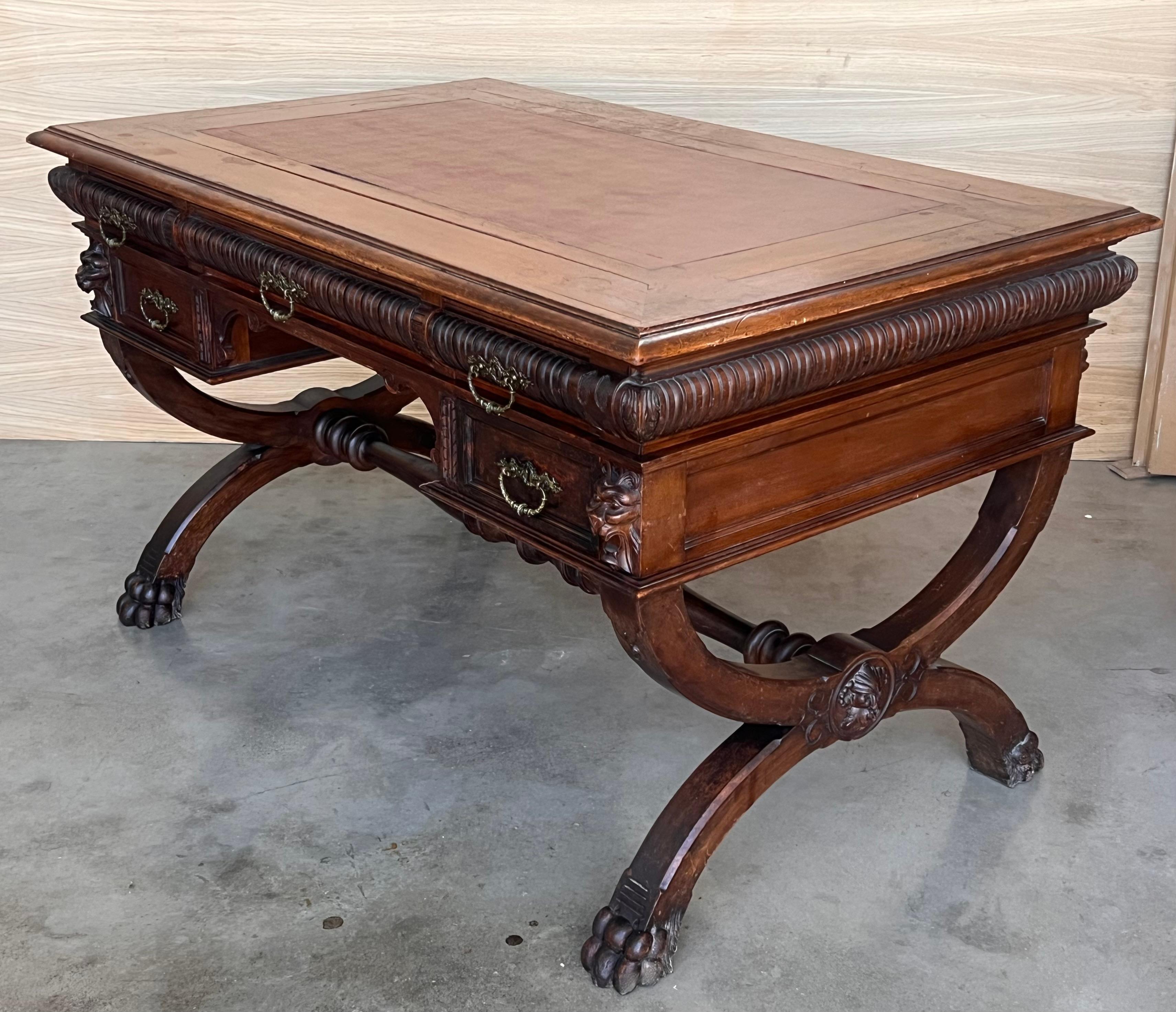Scrivania in noce spagnolo del XIX secolo con due cassetti e gambe robuste, 1890 in vendita 1