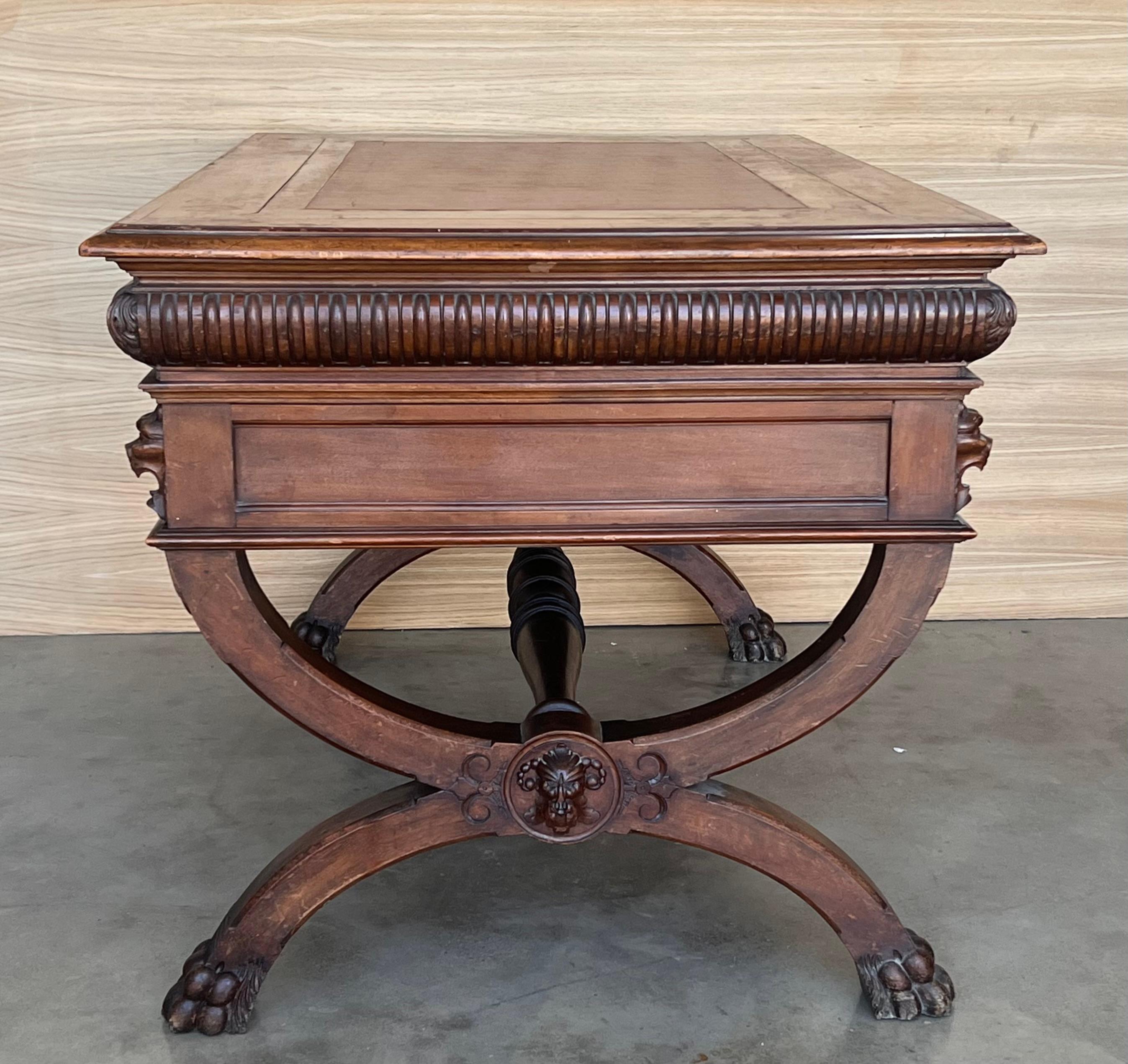 Scrivania in noce spagnolo del XIX secolo con due cassetti e gambe robuste, 1890 in vendita 2