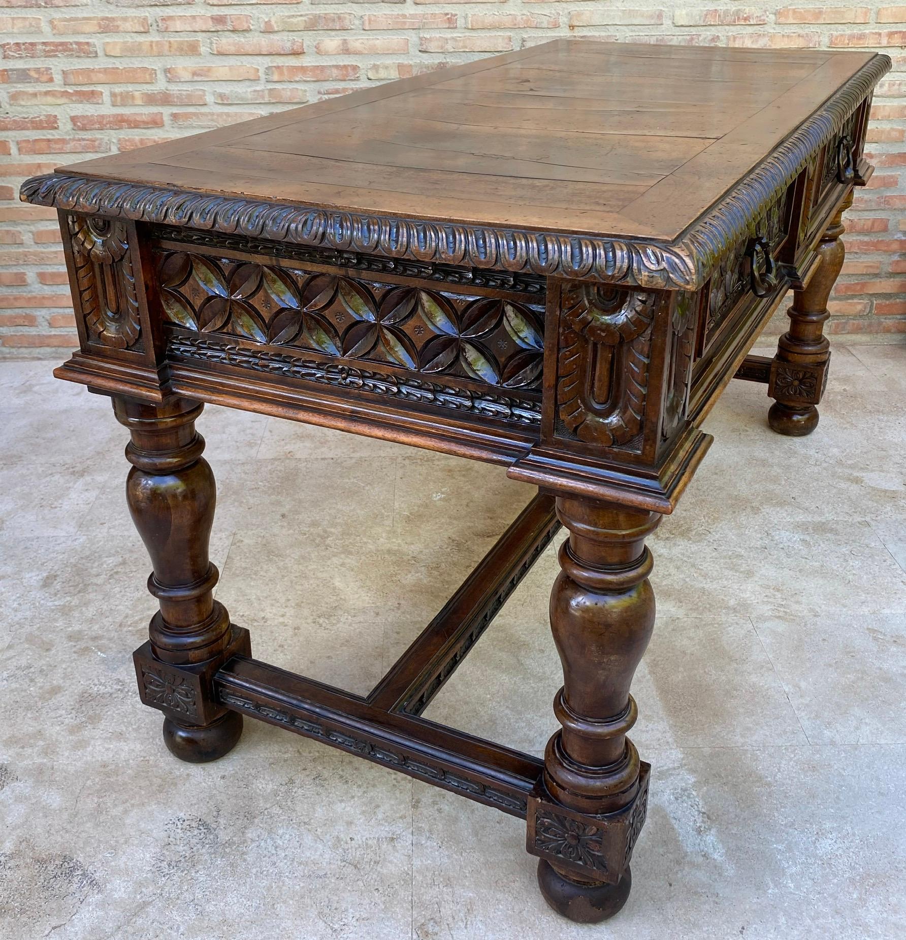 Scrivania in noce spagnolo del XIX secolo con due cassetti e gambe robuste, 1890 in vendita 2