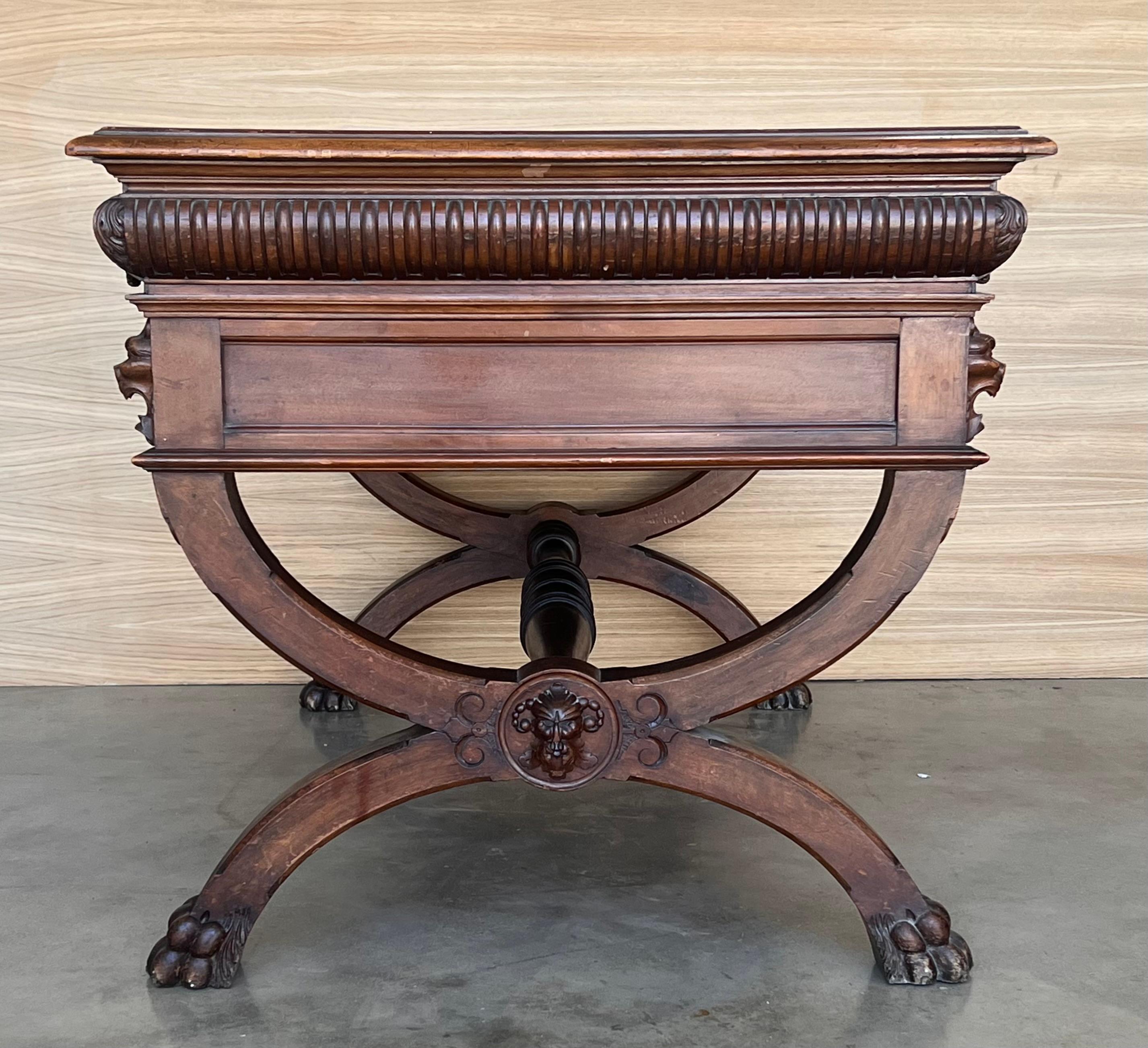 Scrivania in noce spagnolo del XIX secolo con due cassetti e gambe robuste, 1890 in vendita 3