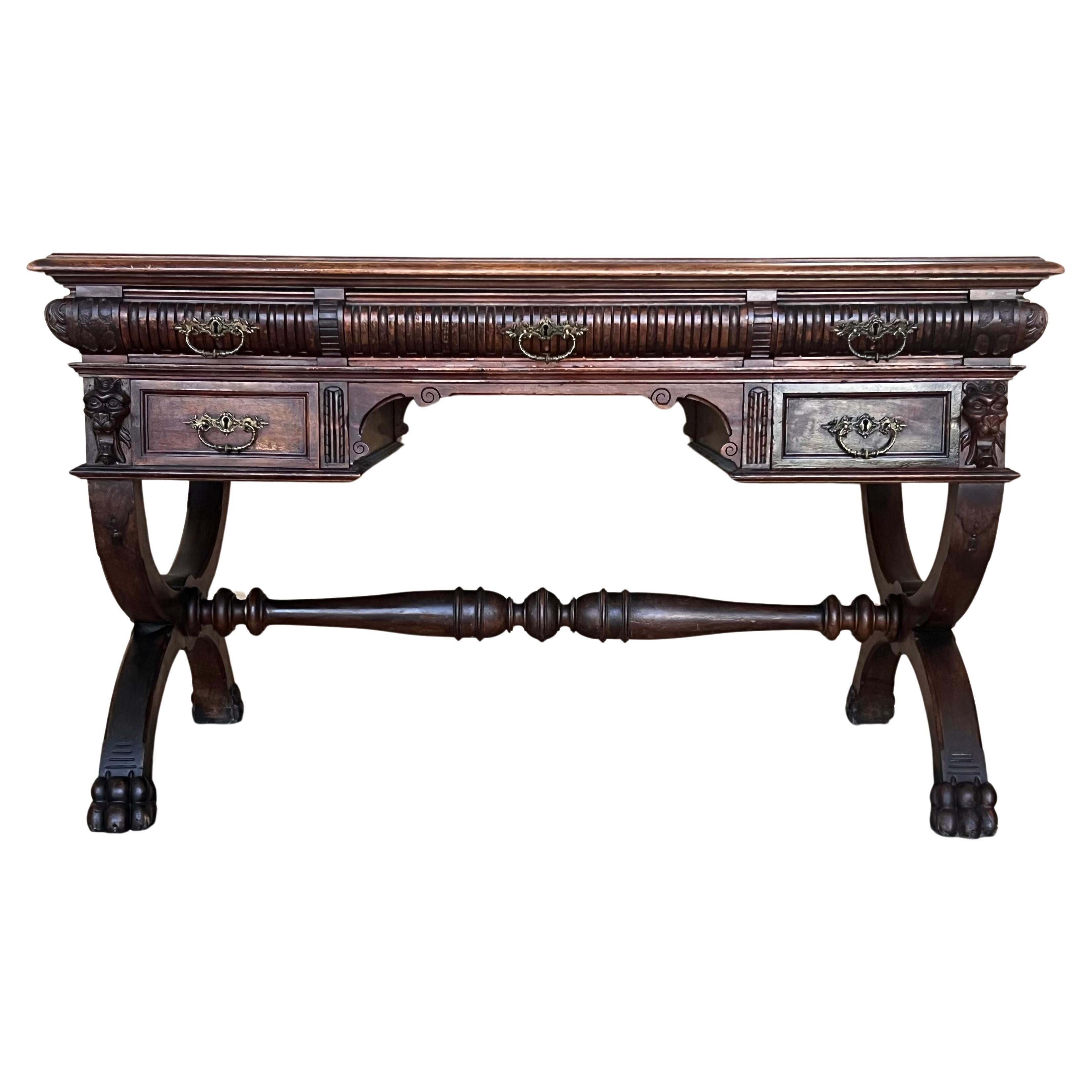Scrivania in noce spagnolo del XIX secolo con due cassetti e gambe robuste, 1890 in vendita