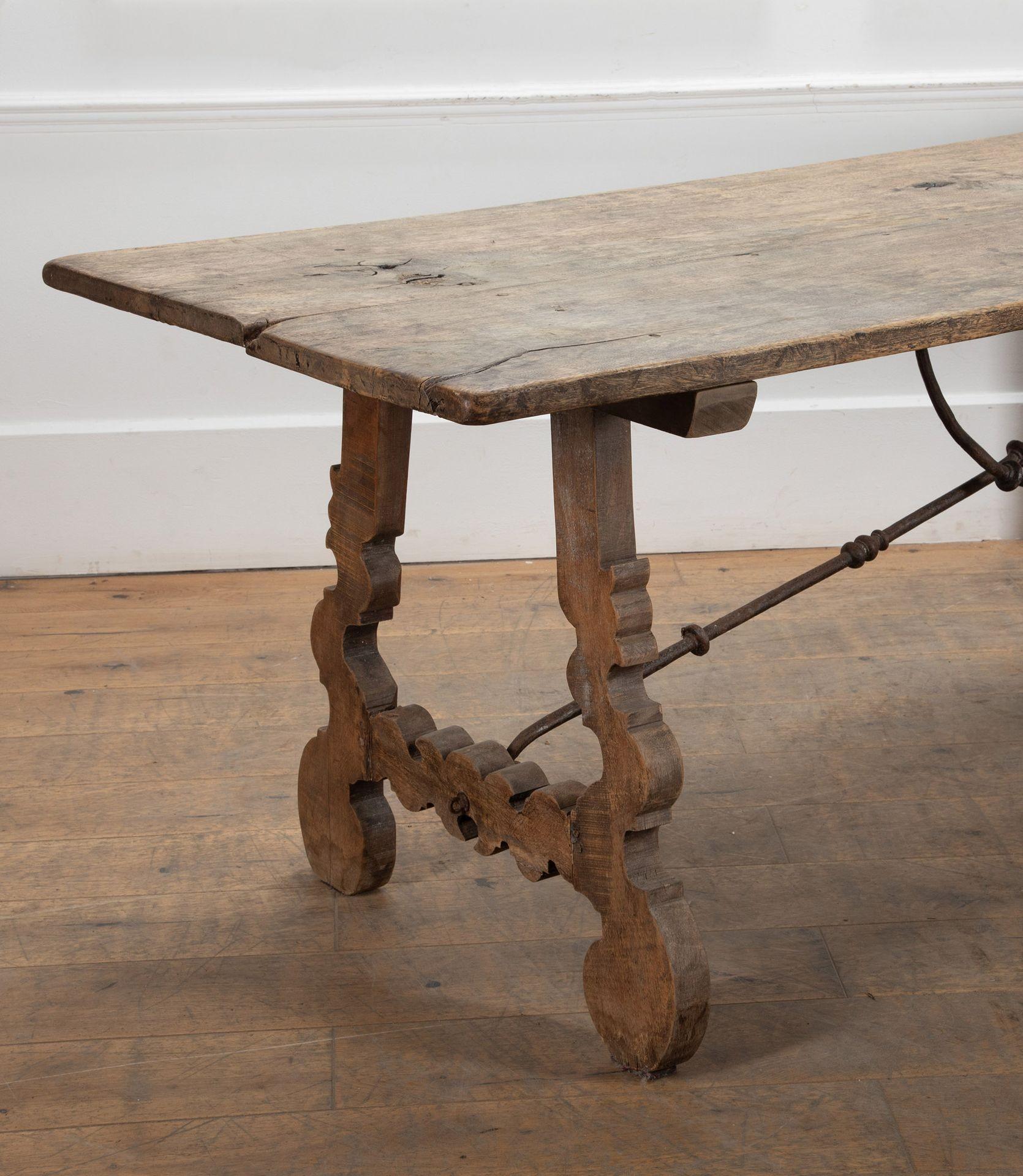 Espagnol Table de salle à manger espagnole du 19ème siècle en vente