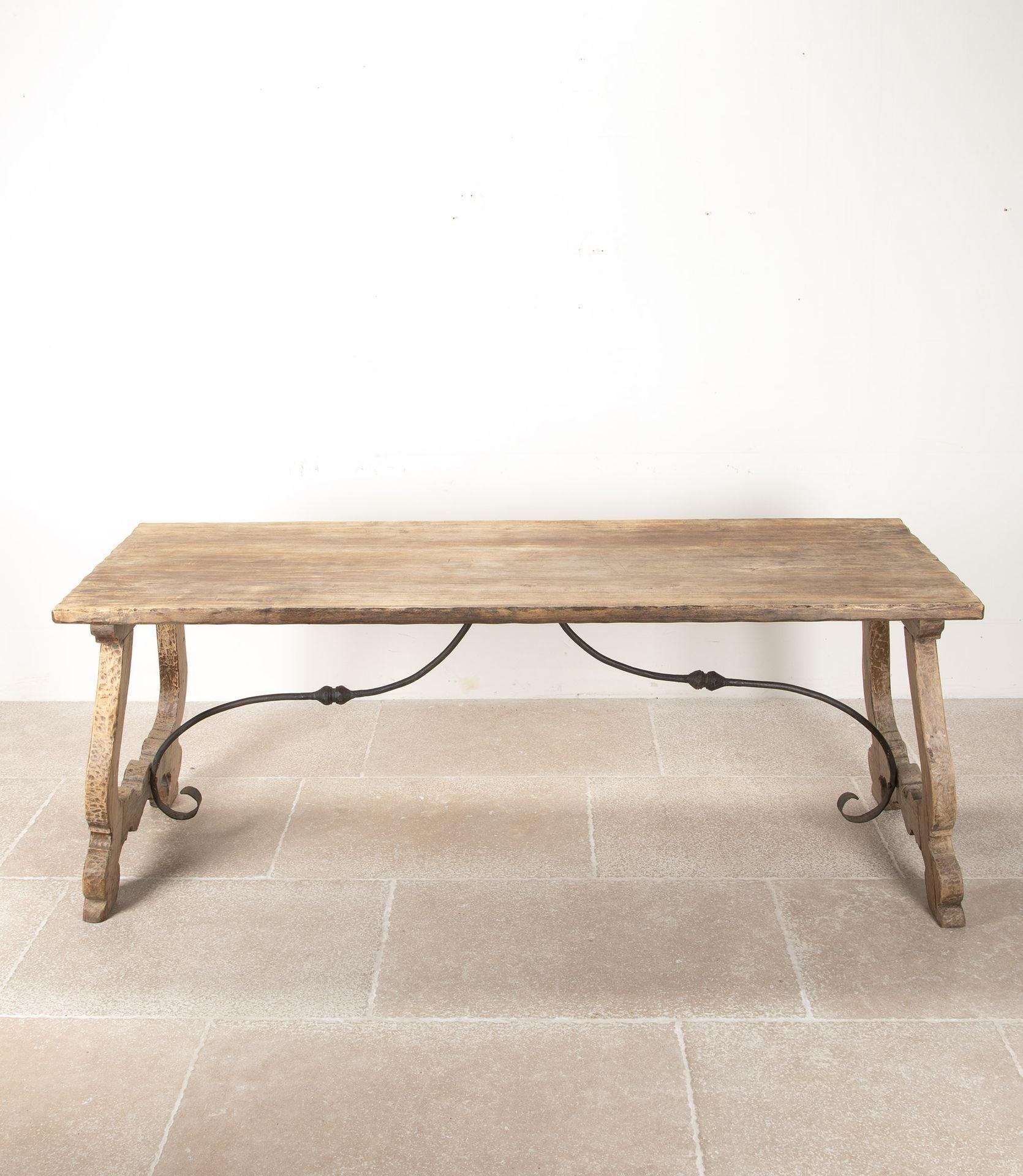 Table fratino espagnole du 19e siècle en noyer avec des châssis en fer forgé.
Circa 1880.