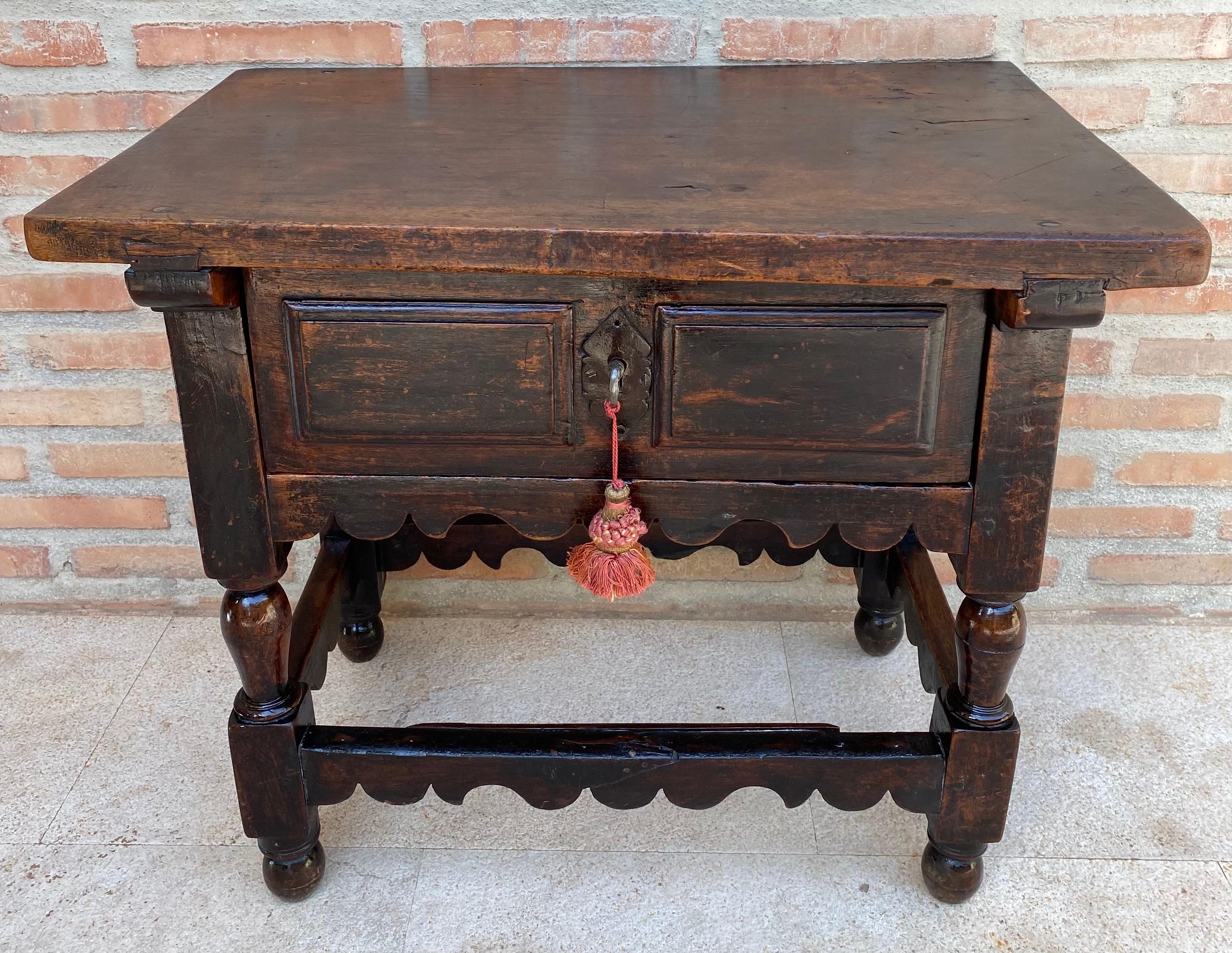 Spanish side table with walnut chest of drawers from the 19th century, around 1880. With iron handle and feet on classic Renaissance balustrades.

Spanish side table with a drawer in walnut wood, from the end of the 19th century. This antique