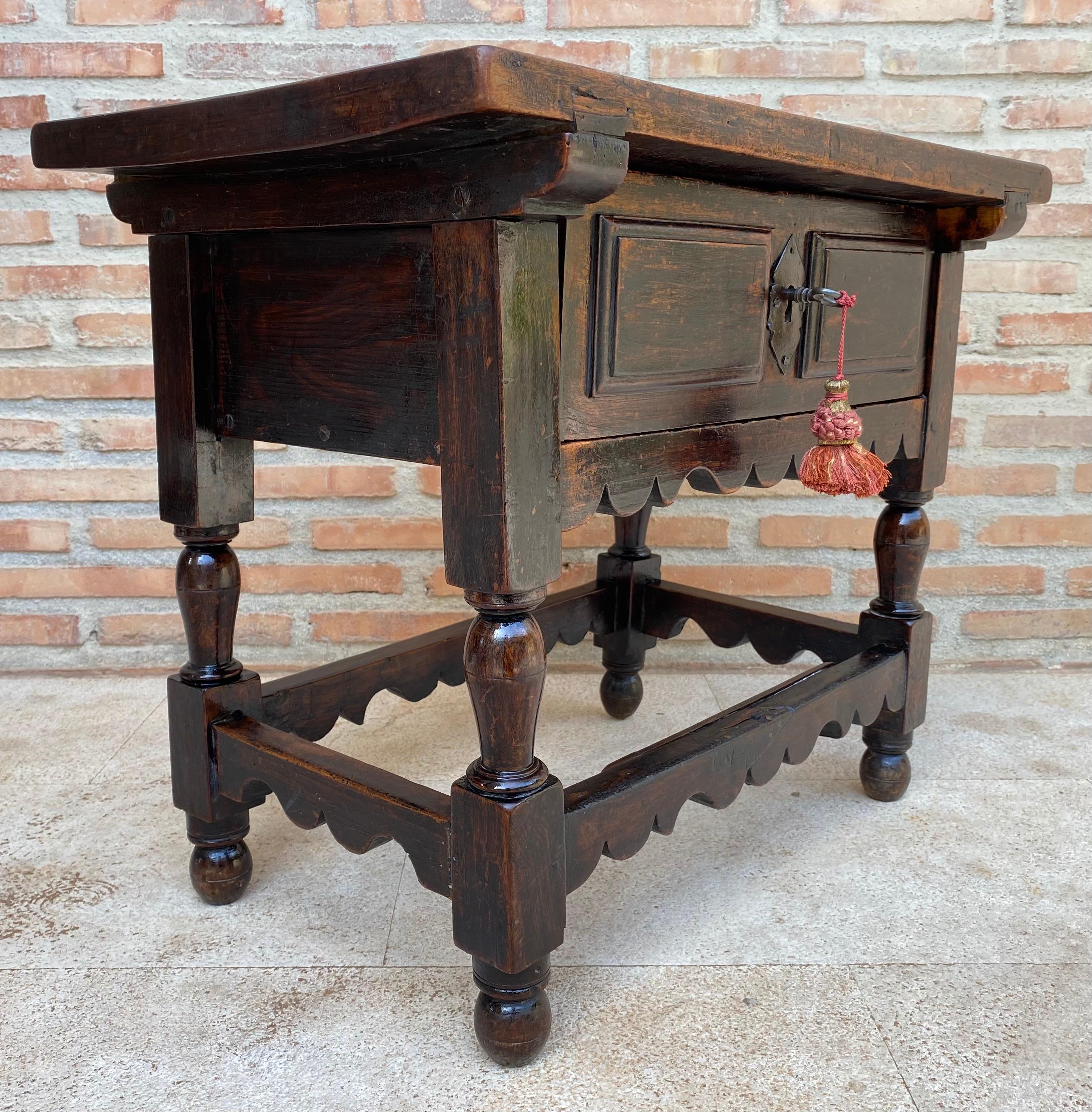19th Century Spanish Walnut One Drawer Side Table In Good Condition In Miami, FL