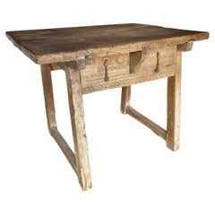 Tavolino in noce spagnolo del XIX secolo