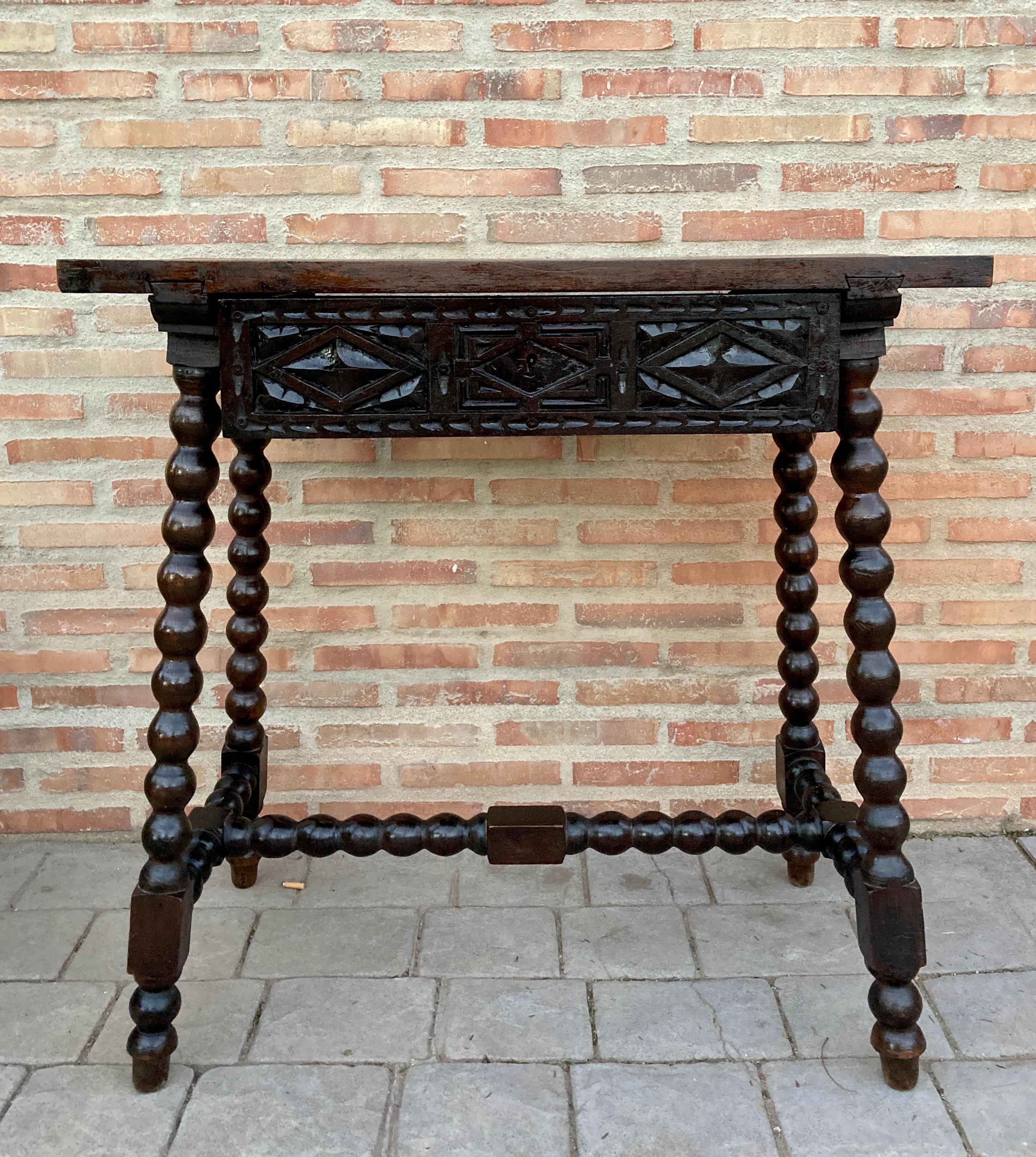 19th century Spanish walnut side table with turned legs, flat top with a lockable drawer and turned wood frame.
Side table of walnut with turned legs and flat top. Spanish, the legs are connected by an original turned wood stretcher, 19th