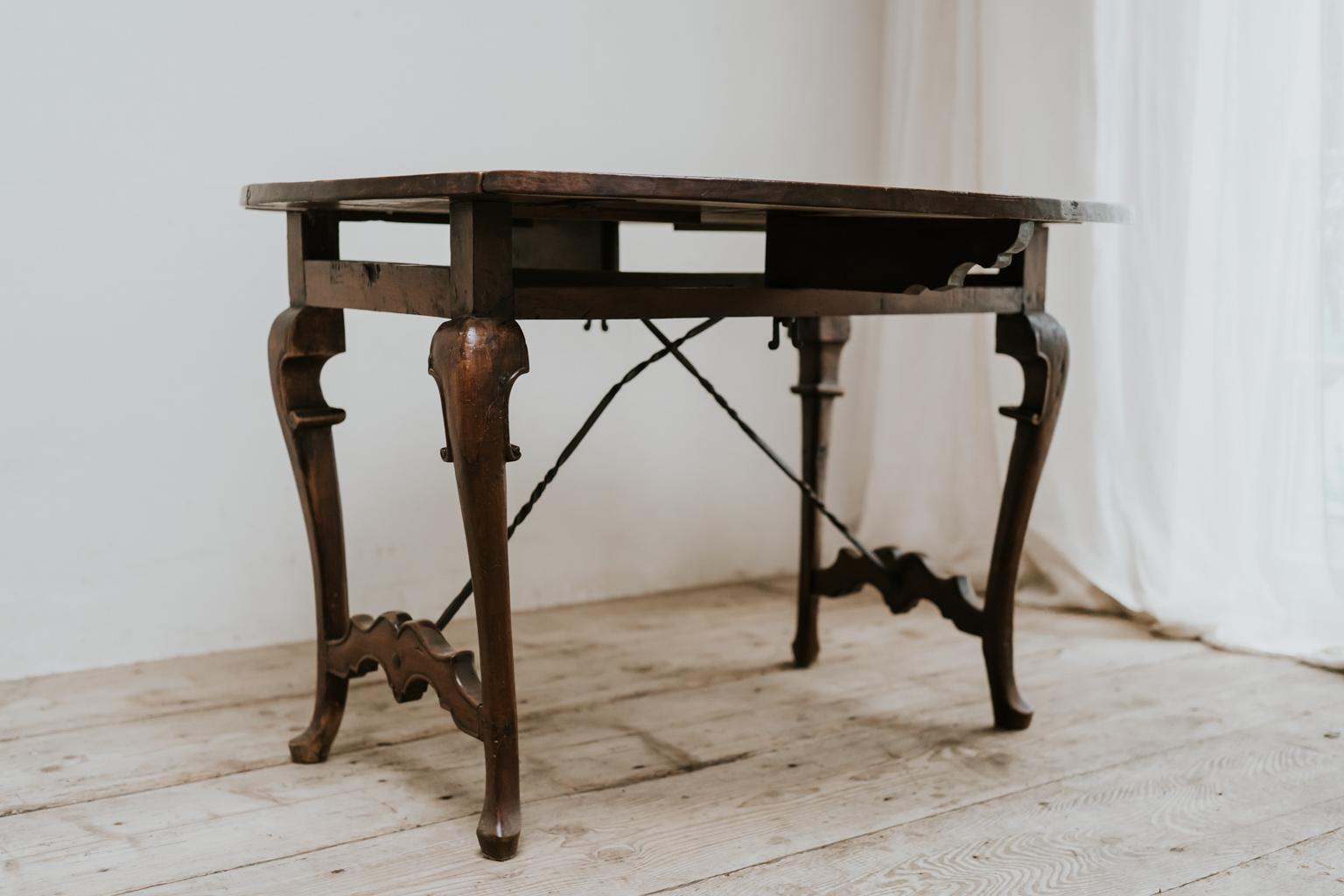 table en noyer espagnole du 19ème siècle en vente 10
