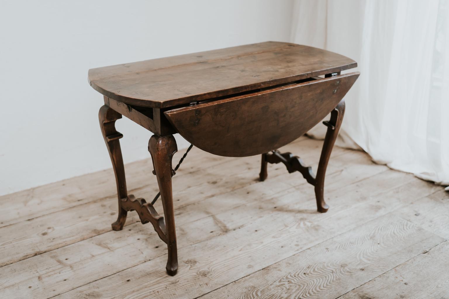 Juste la meilleure patine sur cette table à feuilles tombantes en noyer espagnol... prête à être placée dans votre intérieur ...