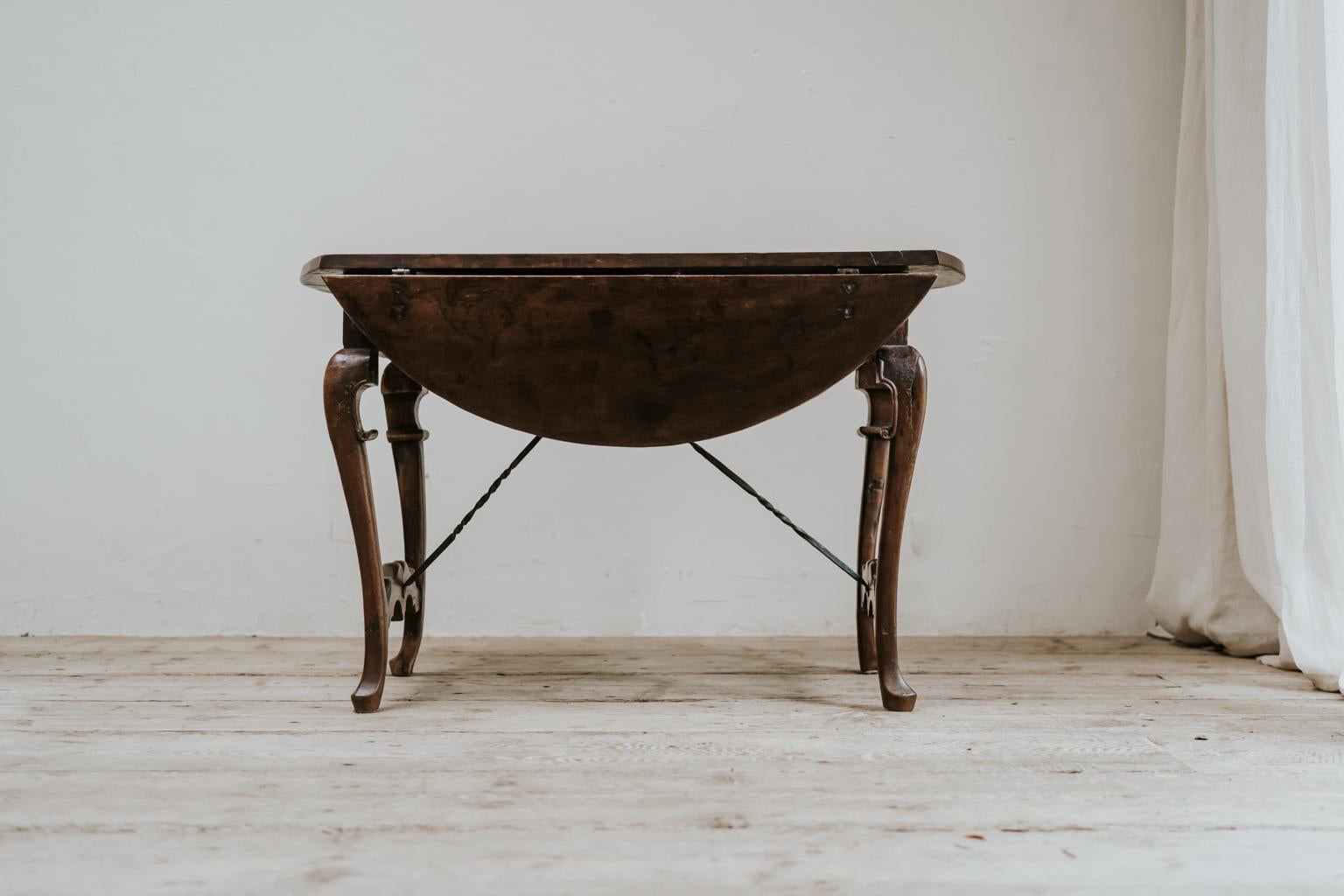 19th Century Spanish Walnut Table In Good Condition For Sale In Brecht, BE
