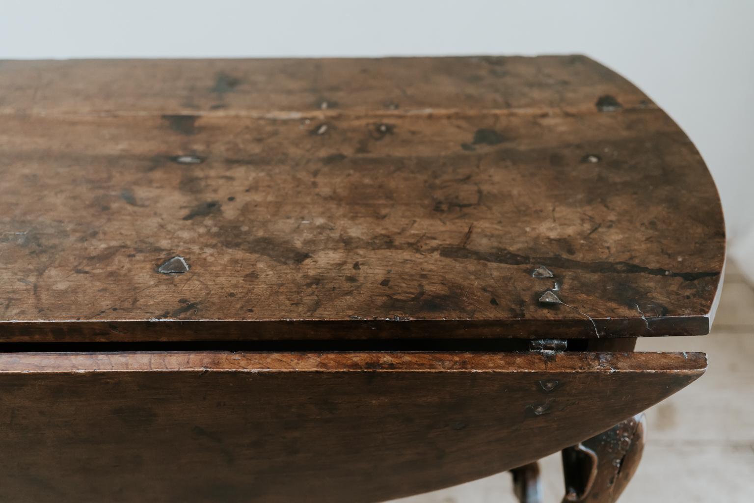 Fer table en noyer espagnole du 19ème siècle en vente