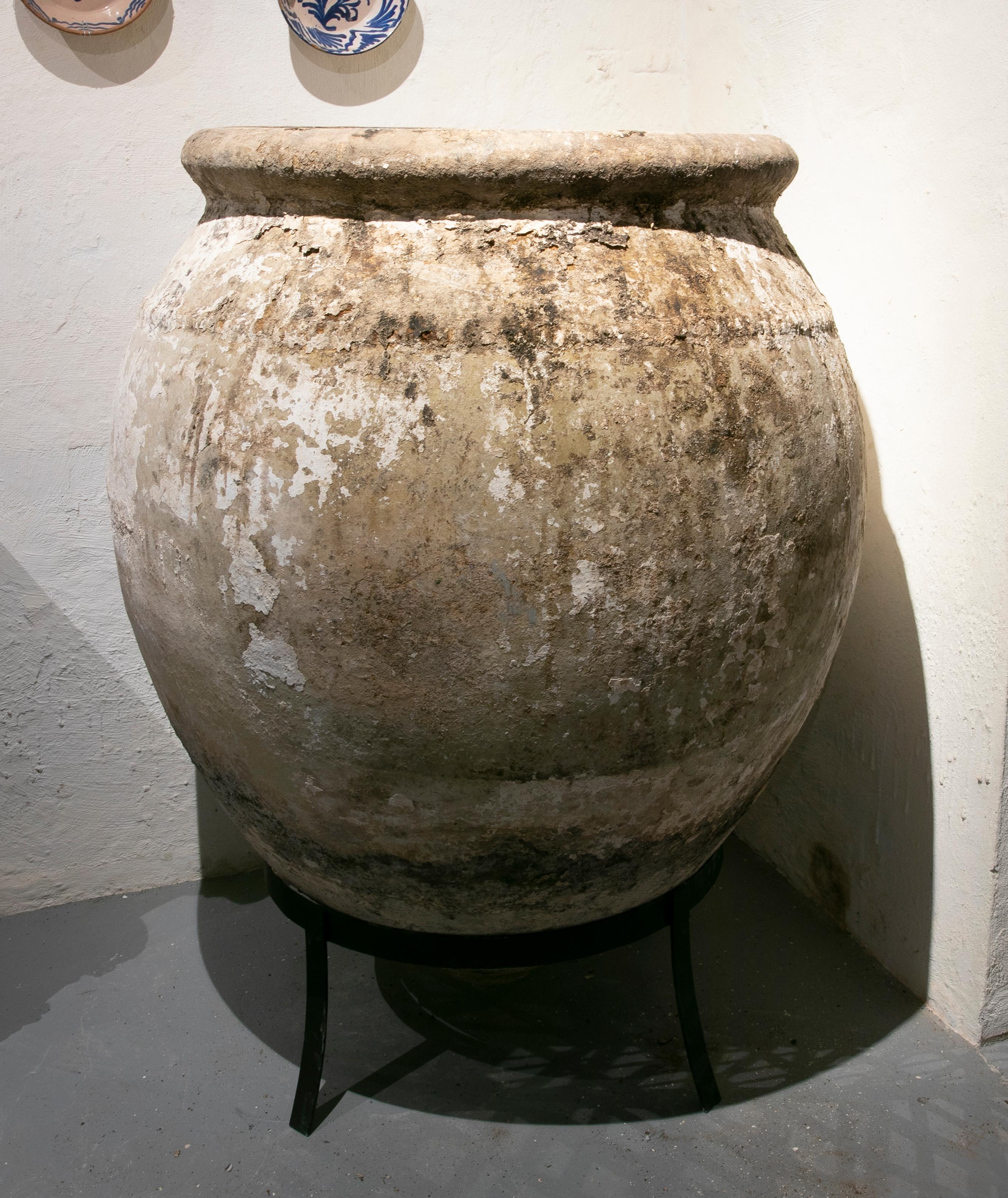 19th Century Spanish Whitewashed Ceramic Jar In Good Condition In Marbella, ES