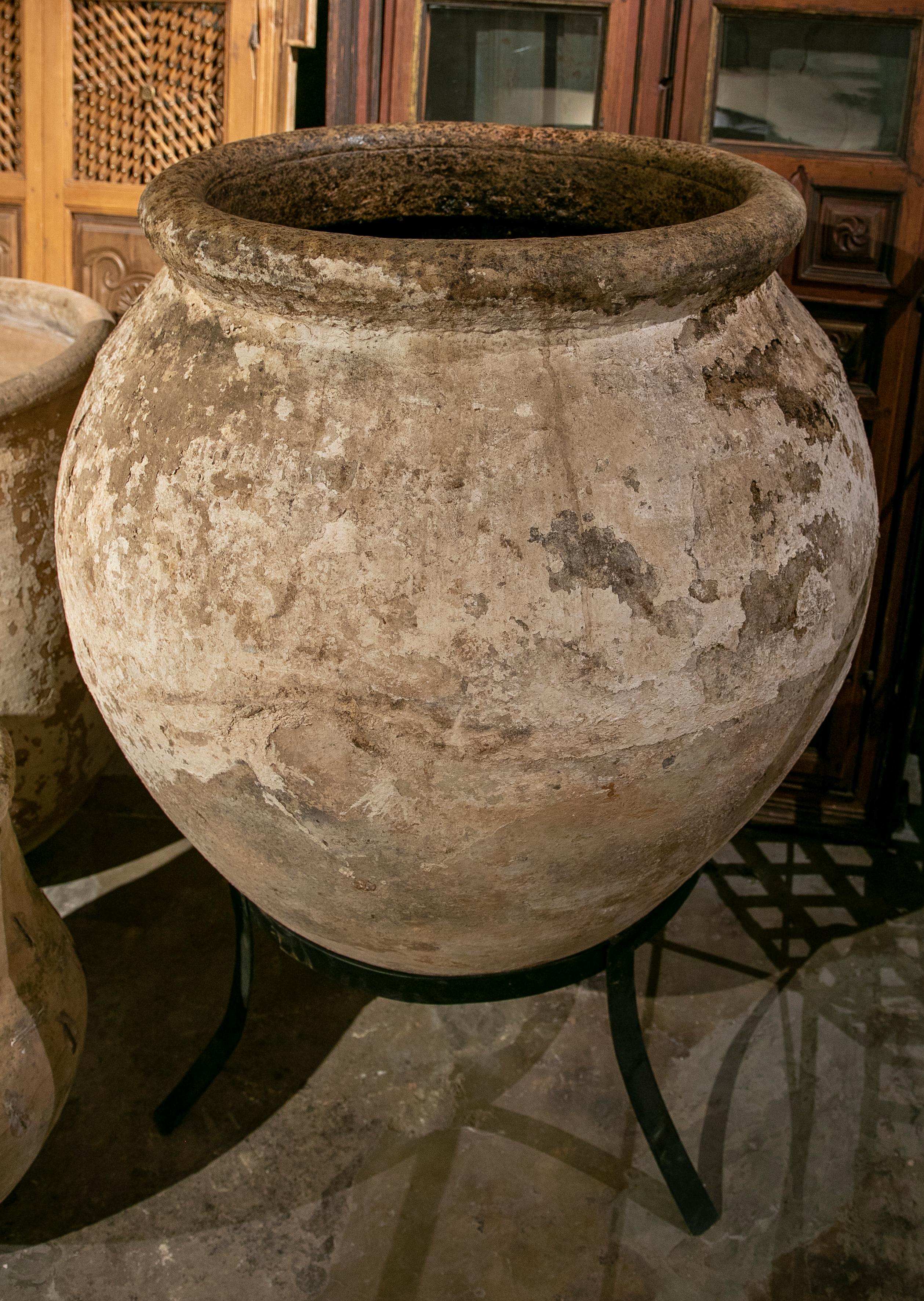 19th Century Spanish Whitewashed Ceramic Large Jar In Good Condition In Marbella, ES